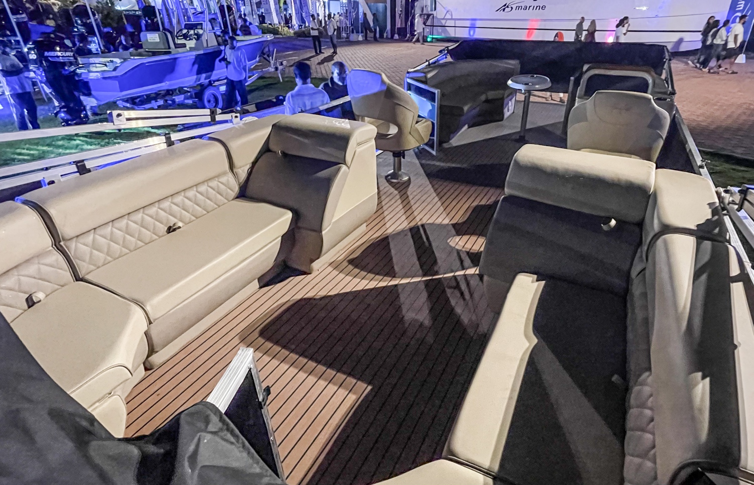 ޕޮންޓޫން ބޯޓުގައި ހުންނަނީ "ކޮމްފޮޓަބަލް"، "އެޖަސްޓަބަލް" ގޮނޑިތަކެއް. ފޮޓޯ: ނިޝާން އަލީ | މިހާރު