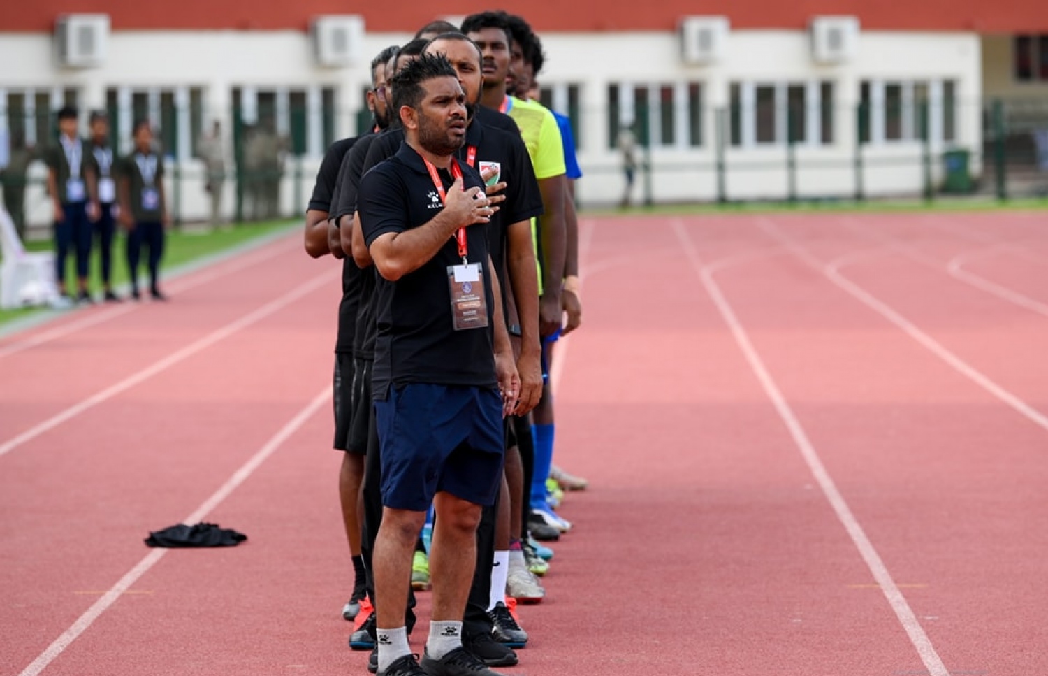 ރާެްޖޭގެ 20 އަހަރުން ދަށުގެ ޓީމުގެ ކޯޗު އަހްމަދު ޝާކިރު: ކްލަބްތަކުން ކުޅުންތެރިން ދޫނުކުރުމުން ޕްރެކްޓިސް ކުރަން ލިބުނު ވަގުތު މަދުކަން އޭނާ ފާހަގަ ކުރި. --- ފޮޓޯ: އެފްއޭއެމް