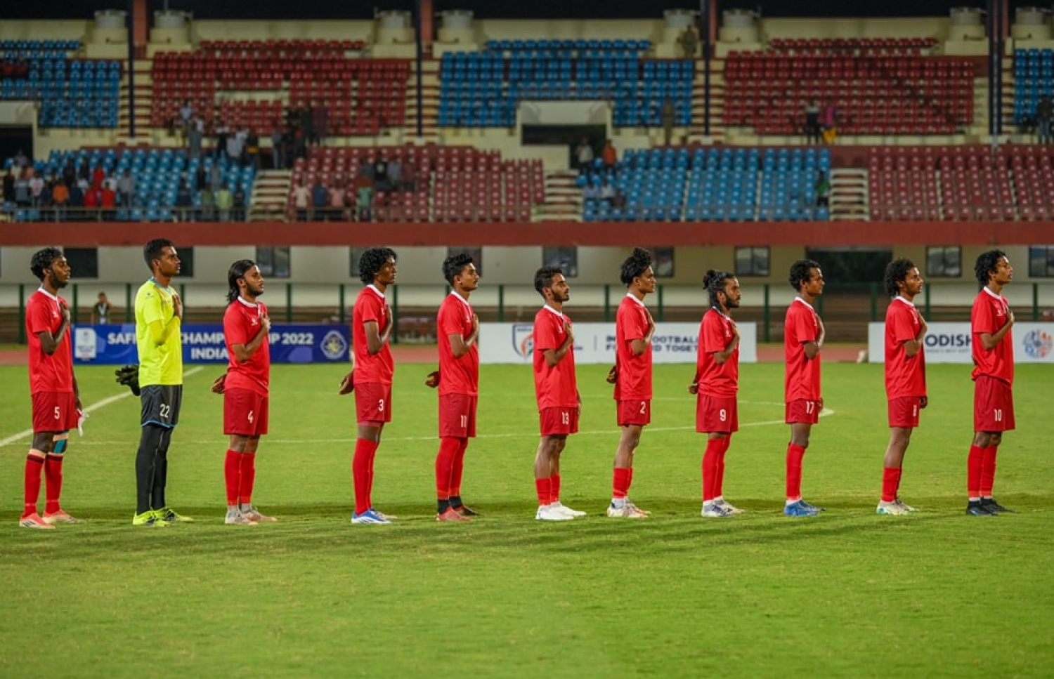ސާފް ޗެމްޕިއަންޝިޕްގެ މެޗަކަށް ނުކުތް ރާއްޖޭގެ ފުރަތަމަ 11 ގައި ހިމެނޭ ކުޅުންތެރިން ގައުމީ ސަލާމަށް ހުއްޓިގެން.--- ފޮޓޯ: އެފްއޭއެމް