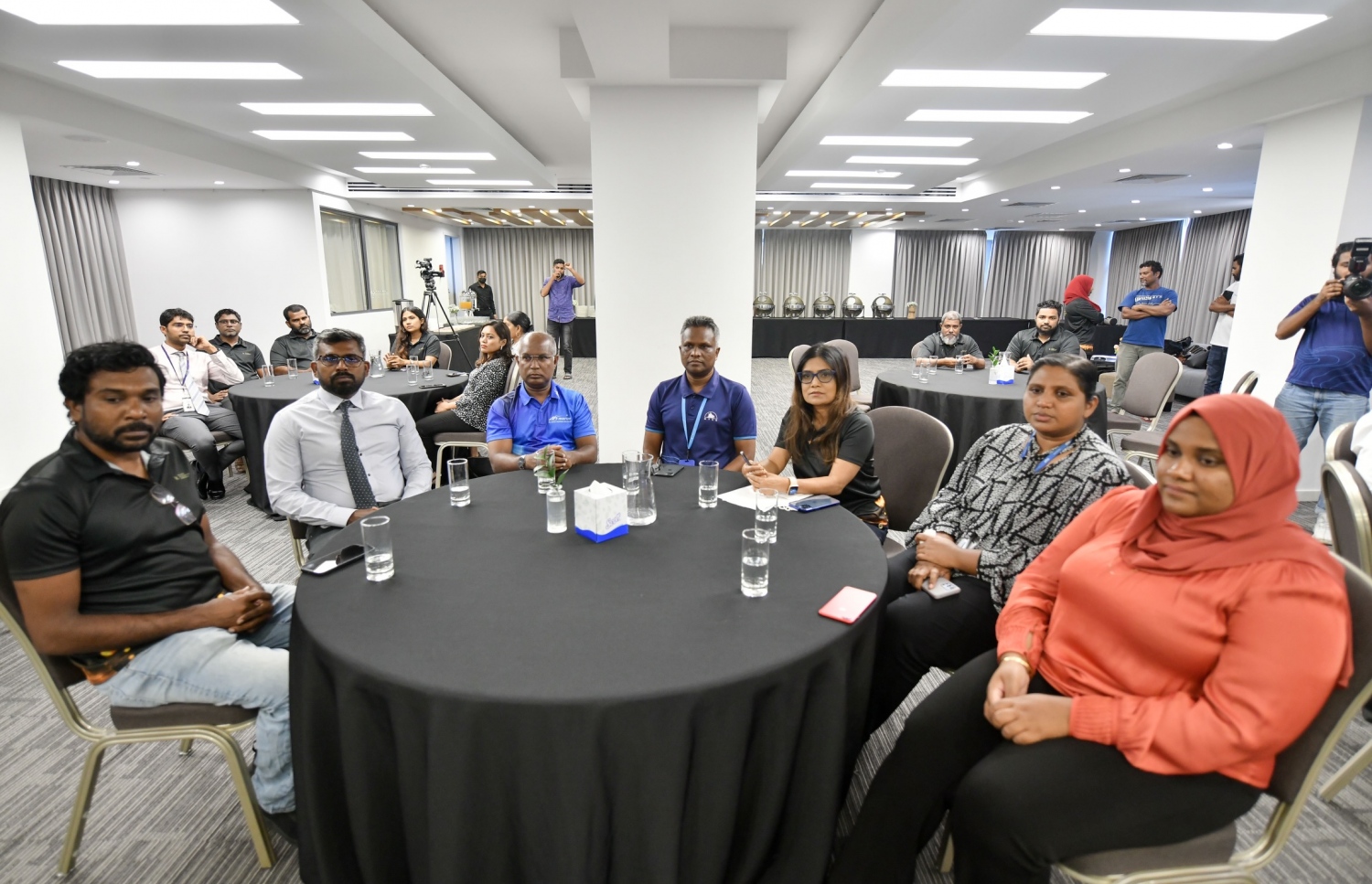 ރާއްޖޭގެ އެންމެ ފުރަތަމަ ބްރޯޑްކާސްޓްކުރުމުގެ އެވޯޑު، "މޯލްޑިވްސް ބްރޯޑްކާސްޓް އެވޯޑް 2022" ގެ ސްޕޮންސަރުންނާ އެކު ސޮއިކުރުމަށް ބޭއްވި ރަސްމިއްޔާތުގައި ބްރޮޑްކޮމްގެ އިސްވެރިންނާއި ބައެއް ކުންފުނިތަކުގެ އިސްވެރިން -- ފޮޓޯ: ނިޝާން އަލީ | މިހާރު