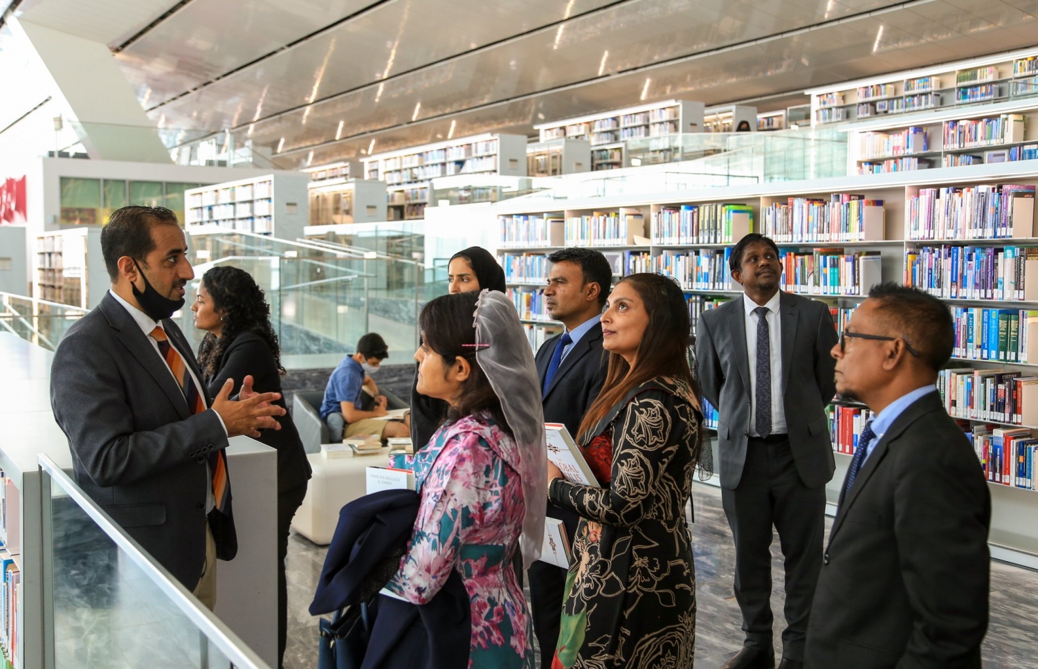 އުރީދޫއިން އިސްވެ ބޭއްވި ބައްދަލުވުންތަކުގައި ބައިވެރިވި ޓީމުން ގަތަރުގެ ލައިބްރަރީއަށް ޒިޔާރަތްކުރައްވަނީ ---ފޮޓޯ: އުރީދޫ