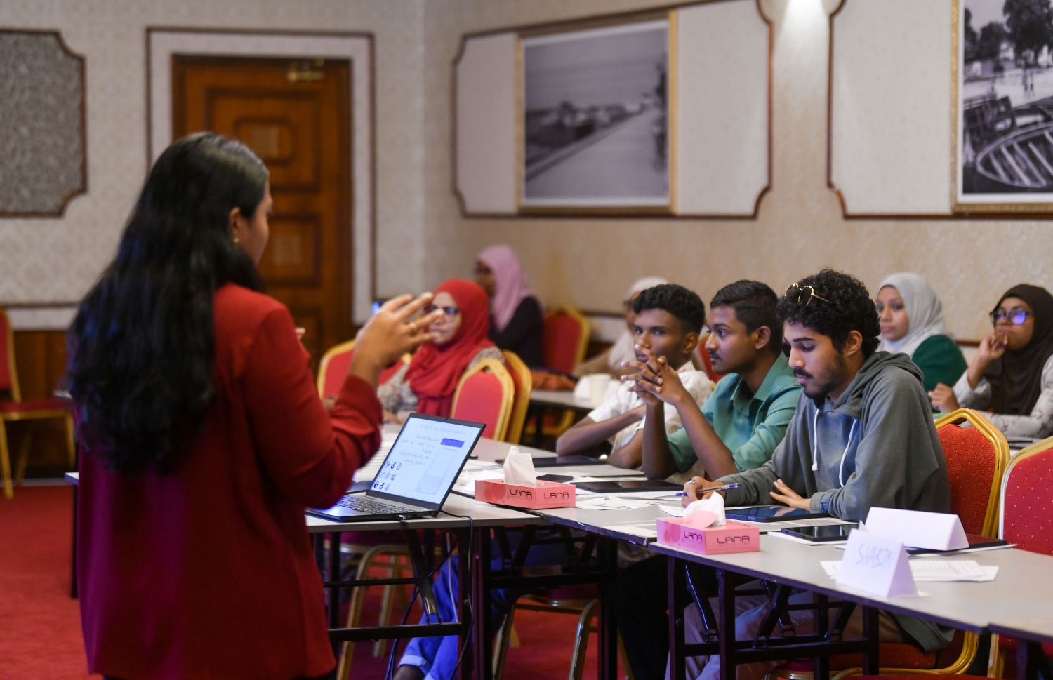 ދަރުބާރުގޭގައި ބޯހިމެނުމަށް އެމިއުނަރޭޓަރުން ތަމްރީނުކުރުމުގެ މަސައްކަތް ކުރިއަށްދަނީ: މާލެ ސަރަހައްދުން އަދި އިތުރު 700 މީހުން ބޭނުންވޭ -- ފޮޓޯ: ފަޔާޒް މޫސާ | މިހާރު