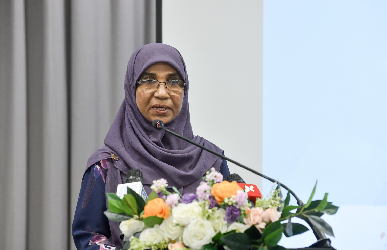 ކޮވިޑު ވެކްސިން ކެމްޕެއިންގެ ކާމިޔާބީ ފާހަގަކުރަން ރޭ ބޭއްވި ރަސްމިއްޔާތުގައި، ޑިރެކްޓާ ޖެނެރަލް އޮފް ޕަބްލިކް ހެލްތު މައިމޫނާ އަބޫބަކުރު ވާހަކަދައްކަވަނީ -- ފޮޓޯ: ނިޝާން އަލީ/ މިހާރު