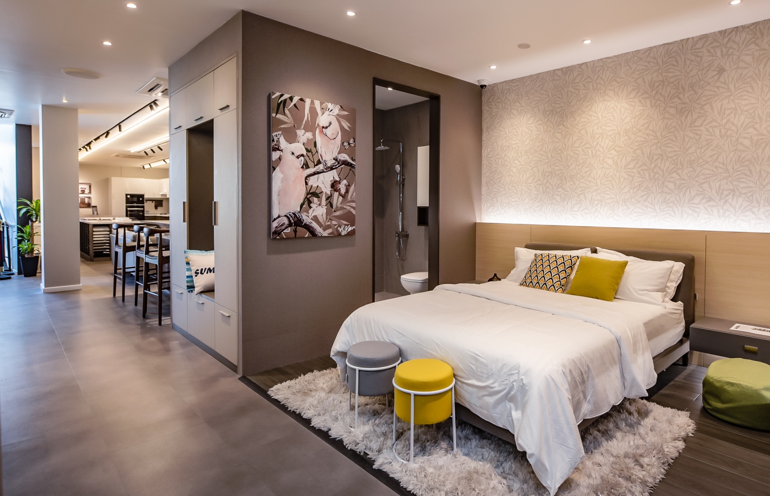 ޝޯރޫމުގައި ހުރި ބެޑްރޫމް ސެޓަކާއި އިން ބިލްޓް ވާޑްރޮބެއް ---ފޮޓޯ: އެސްޓާސް