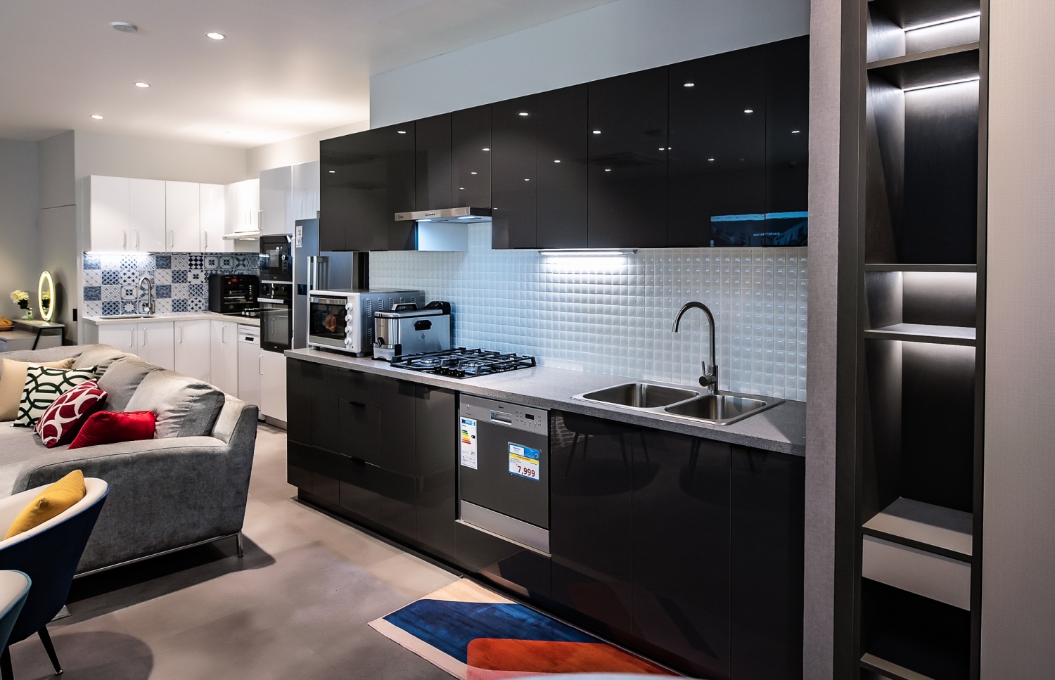 "ޒްބޮމް" ބްރޭންޑުގެ ޝޯރޫމްގައި ހުރި ބަދިގެ ސެޓެއް: ބޭނުންވާ މެޓީރިއަލަކަށް ބޭނުން ކުލައަކަށް ބަދިގެ ކަސްޓަމައިޒް ކުރެވޭނެ ---ފޮޓޯ: އެސްޓާސް