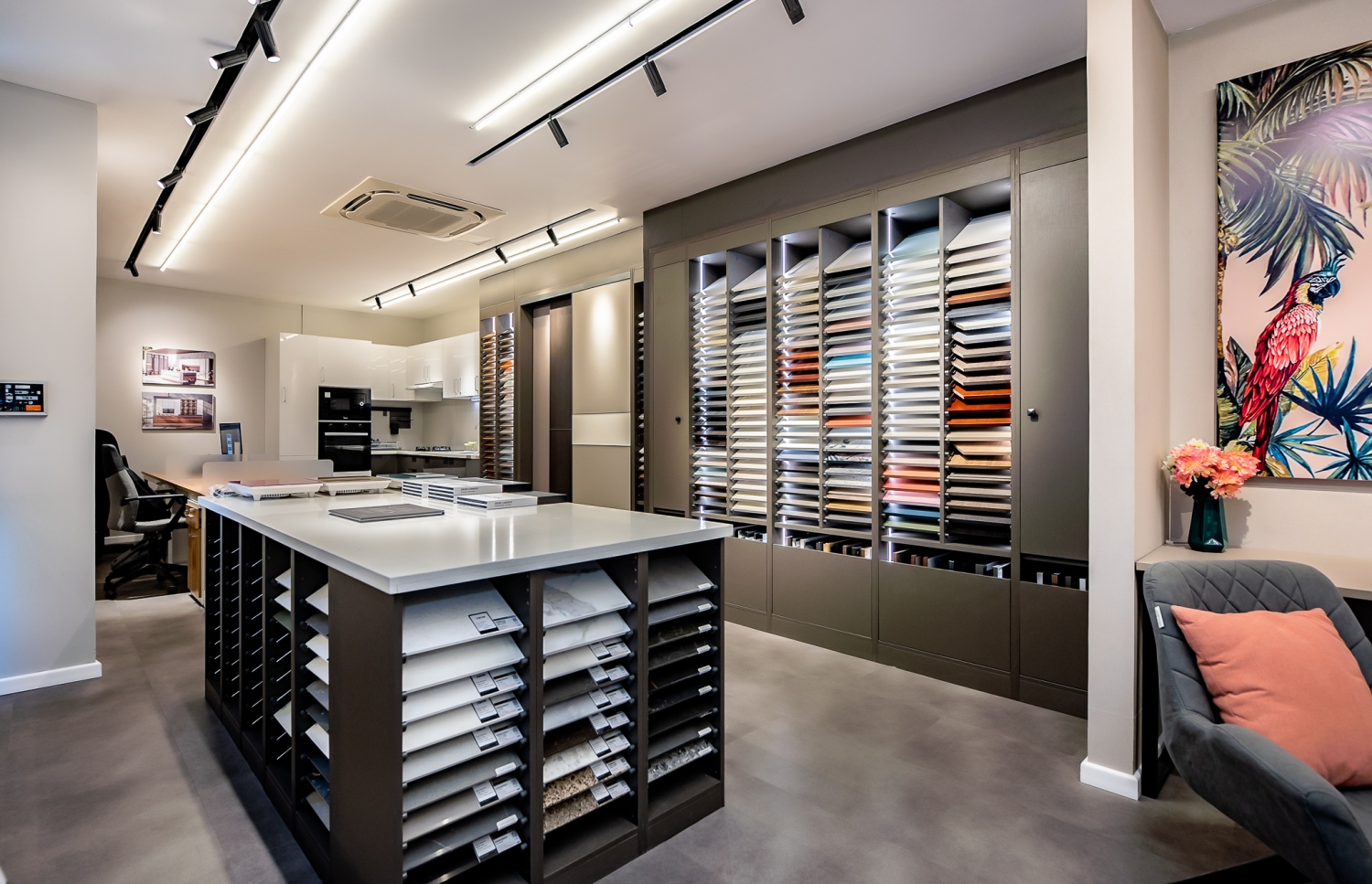 "ޒްބޮމް" ޝޯރުމުގައި ދައްކާލާފައި ހުރި މެޓީރިއަލް ތައް: އެތަނަށް ގޮސް، ބޭނުންވާ ވައްތަރުގެ މެޓީރިއަލް އަކާއި ކުލައެއް ހިޔާރު ކުރެވޭނެ ---ފޮޓޯ: އެސްޓާސް