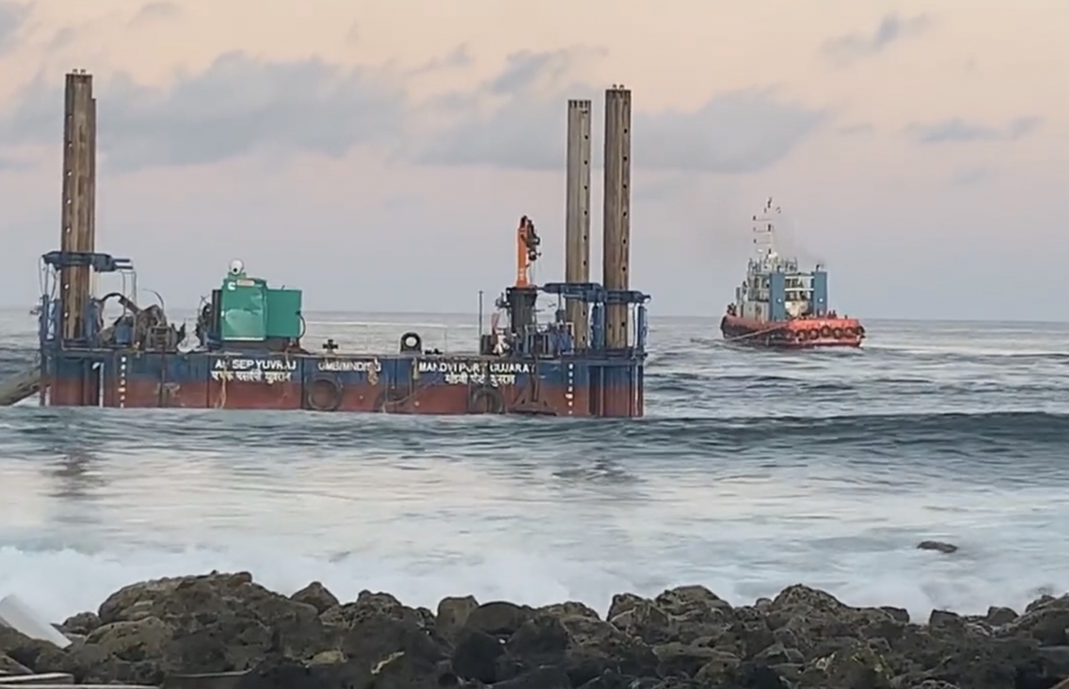 ތިލަމާލެ ބްރިޖު ހަދަން ބޭނުންކުރާ ޕްލެޓްފޯމެއް ވިލިމާލެ ފަރަށް އަރައިފައި. މި ޕްލެޓްފޯމް އެތަނުން ނެގުނީ 12 ދުވަސް ފަހުން.