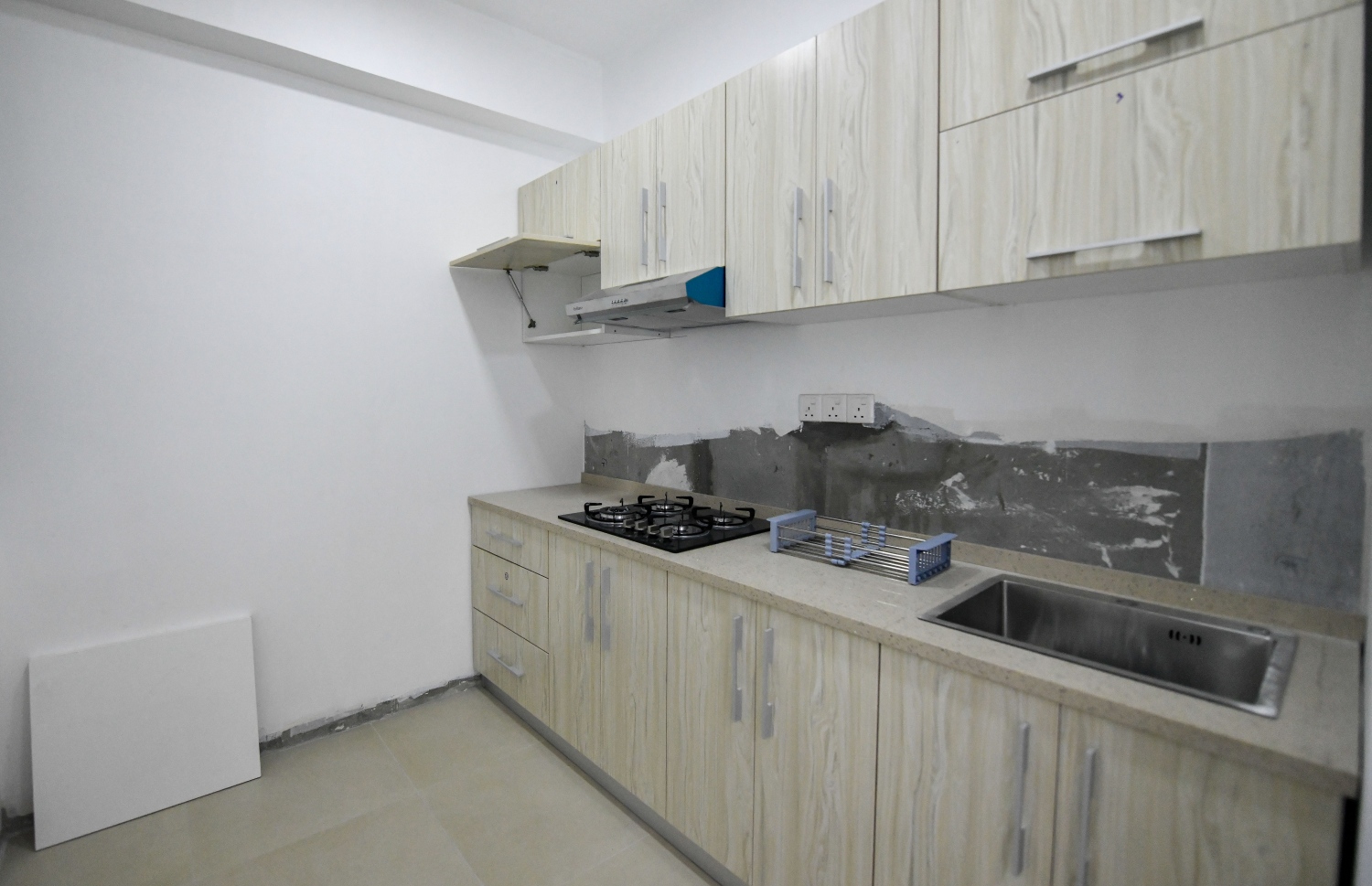 އެމްޕީއެލް ފްލެޓްގެ 1+2 ރޫމްގެ އެޕާޓްމެންޓްގެ ބަދިގެ ސަރަހައްދު ދައްކާލުމަށް ކިޗެން ސެޓްއެށް ހަރުކޮއްފައި.-- ފޮޓޯ؛ ފަޔާޒު މޫސާ | މިހާރު