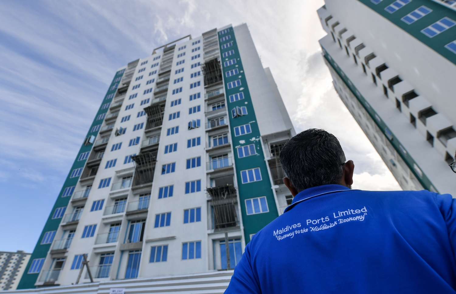 އެމްޕީއެލްގެ މުއައްޒަފަކު އެ ކުންފުނީގެ ފްލެޓް ޓަވަރު ބޭރުގައި މަޑުކޮއްލައިގެން -- ފޮޓޯ: ފަޔާޒު މޫސާ | މިހާރު