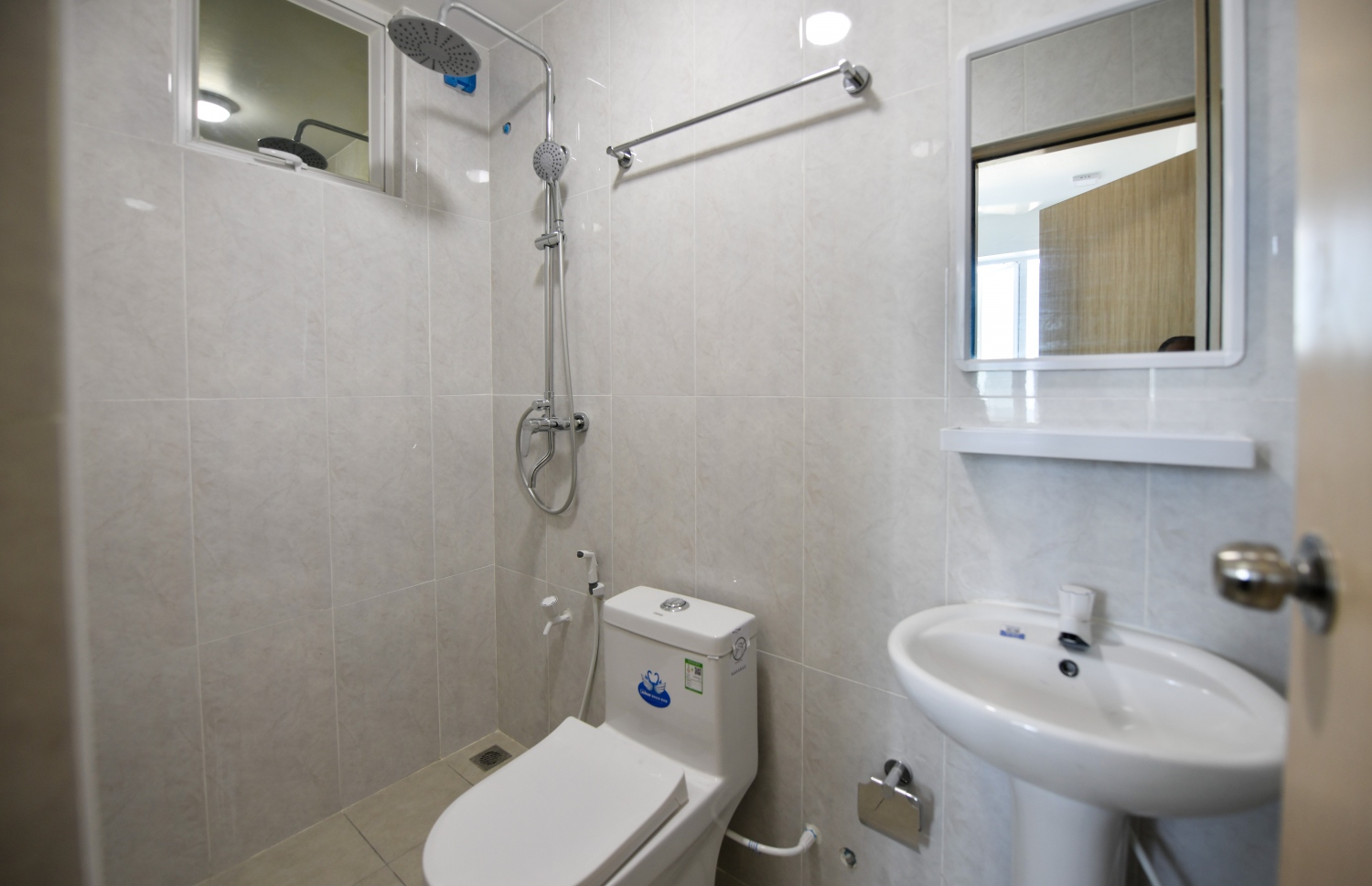 އެމްޕީއެލް ފްލެޓްގައި ހުރި 1+2 ރޫމް އެޕާޓްމެންޓްއެއްގެ ކޮޓަރިއެއްގެ ފާހާނަ: މި އެޕާޓްމެންޓްތަށް ހަވާލުކުރާއިރު ފިނިޝިން ހުރިހާ ކަމެށް ހުންނާނީ ނިންމާފައި -- ފޮޓޯ: ފަޔާޒު މޫސާ | މިހާރު