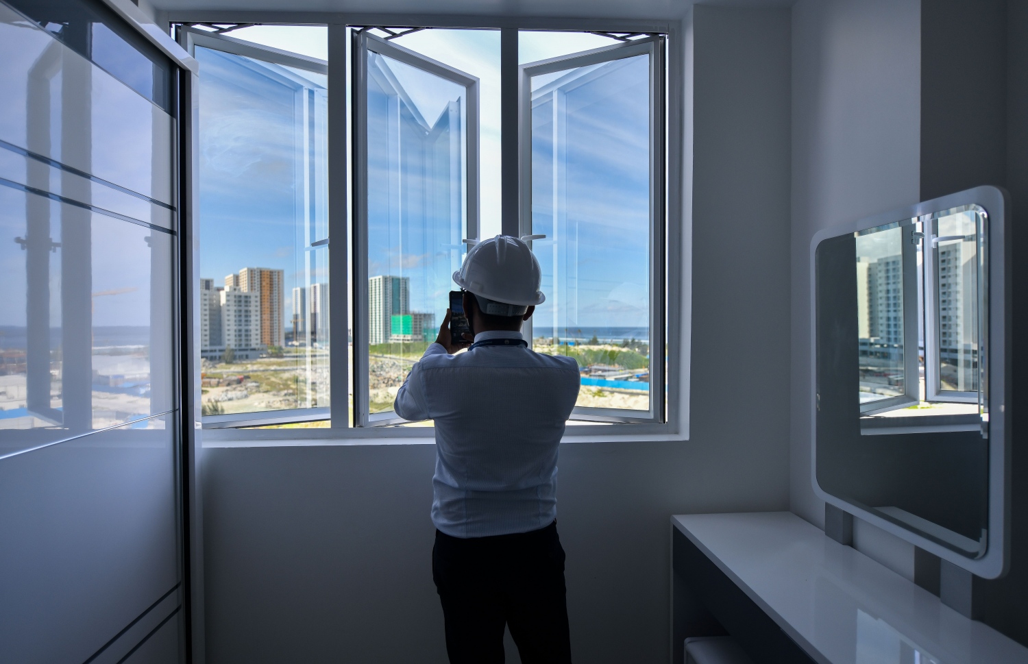 އެމްޕީއެލްގެ މުއައްޒަފަކު އެ ކުންފުނީގެ ފްލެޓްތަކަކުގެ އެޕާޓްމެންޓެއެއްގެ ތެރޭގައި ފޯނުން ފޮޓޯ ނަގާލަނީ: މި ތަންތަނުގެ މަސައްކަތްނިމި އަންނަ އަހަރު މީހުން ދިރިއުޅެވޭނެ ކަމަށް ވަނީ ބުނެފައި -- ފޮޓޯ: ފަޔާޒު މޫސާ | މިހާރު