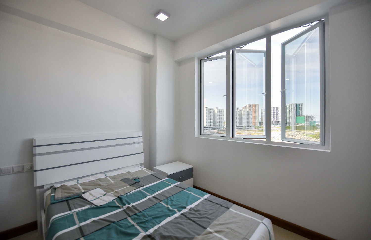 އެމްޕީއެލް ޓަވަރުގެ 1+2 ރޫމްގެ އެޕާޓްމެންޓެއްގެ ކޮޓަރިއެއް އެ ކުންފުނީގެ މުއައްޒަފުންނަށް ދައްކާލުމަށް ތައްޔާރުކޮށްފައި -- ފޮޓޯ: ފަޔާޒު މޫސާ | މިހާރު