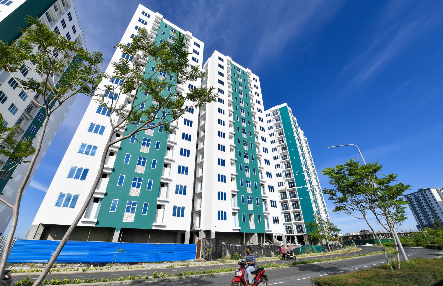 އެމްޕީއެލްއިން އިމާރާތްކޮށްފައިވާ 15 ބުރީގެ ތިން ޓަވަރު: މި ތަންތަނުގައި 534 އެޕާޓްމެންޓް ހަދާފައިވެ އެވެ. އެއީ އެއް ރޫމްގެ 204 އެޕާޓްމެންޓާއި 1+2 ރޫމްގެ 330 އެޕާޓްމެންޓު.-- ފޮޓޯ: ފަޔާޒު މޫސާ | މިހާރު