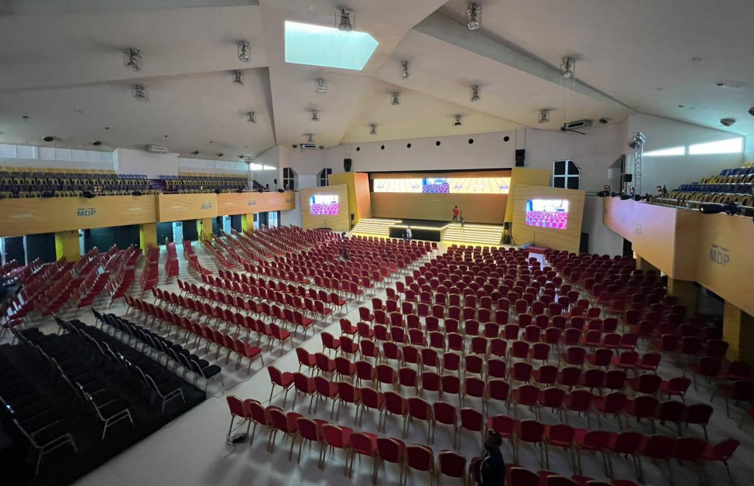 އެމްޑީޕީގެ ކޮންގްރެސްއަށް ސޯޝަލް ސެންޓަރުގައި ތައްޔާރީތައް ކުރިއަށް ދަނީ -- ފޮޓޯ: ފަޔާޒު މޫސާ | މިހާރު