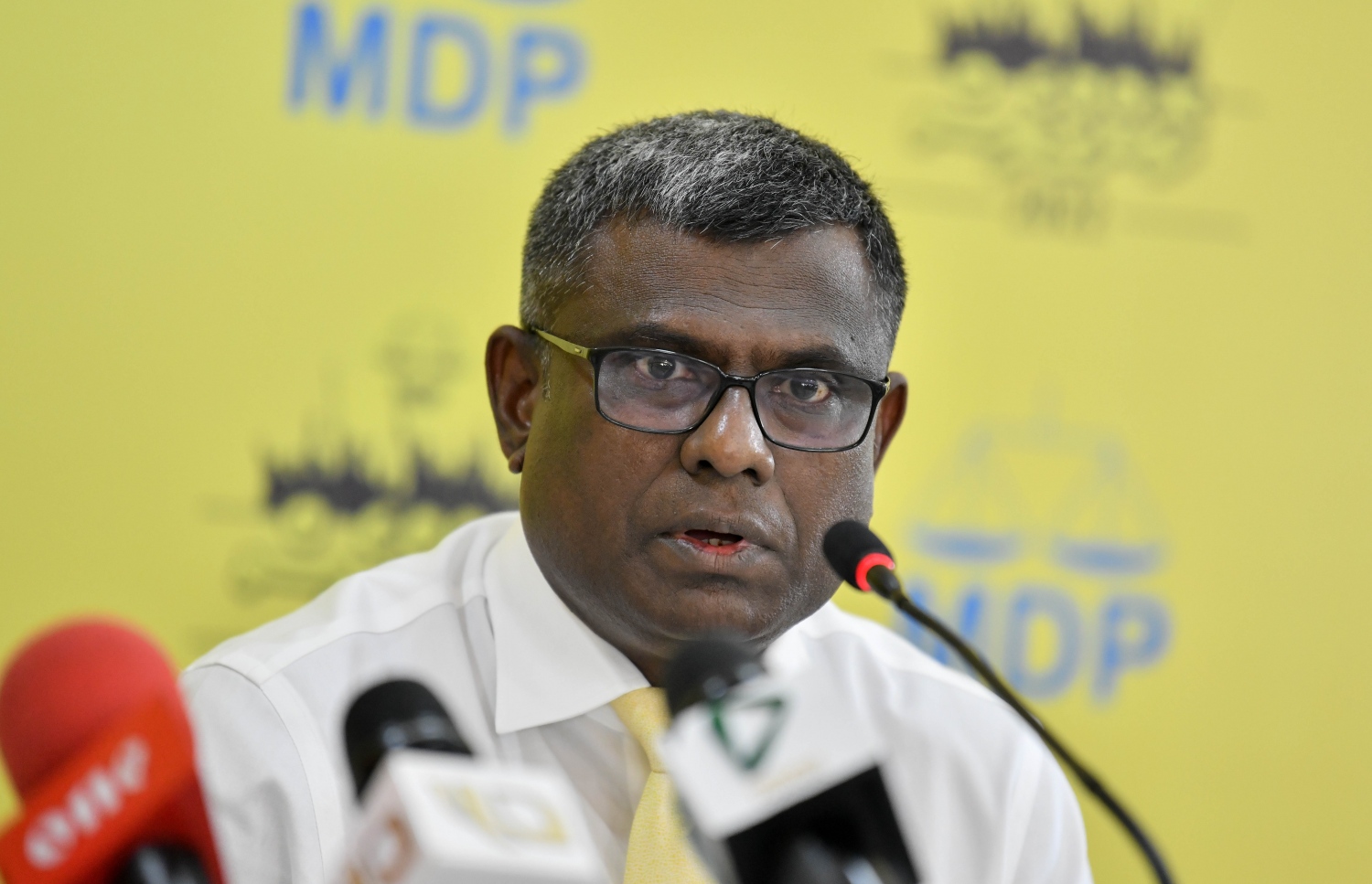 އިބްރޭ އެމްޑީޕީގެ ނޫސްވެރިންގެ ބައްދަލުވުމެއްގައި ވާހަކަ ދައްކަވަނީ. -- ފޮޓޯ | މިހާރު