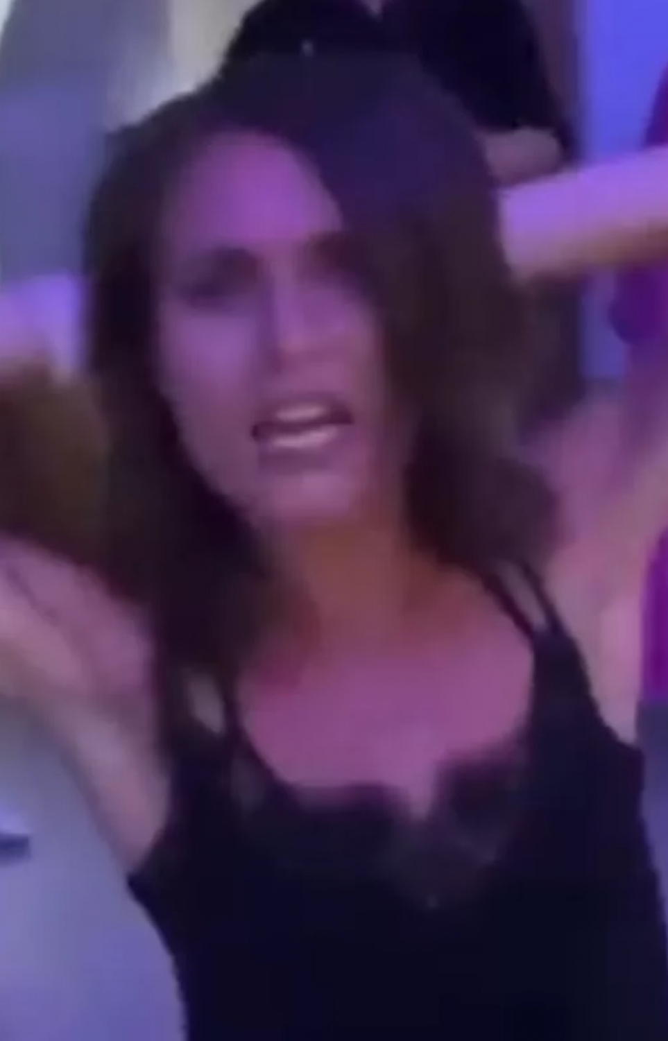 ފިންލެންޑްގެ ބޮޑުވަޒީރު ޕާޓީކުރައްވާ ވީޑިއޯގެ ސްކްރީން ޝޮޓެއް