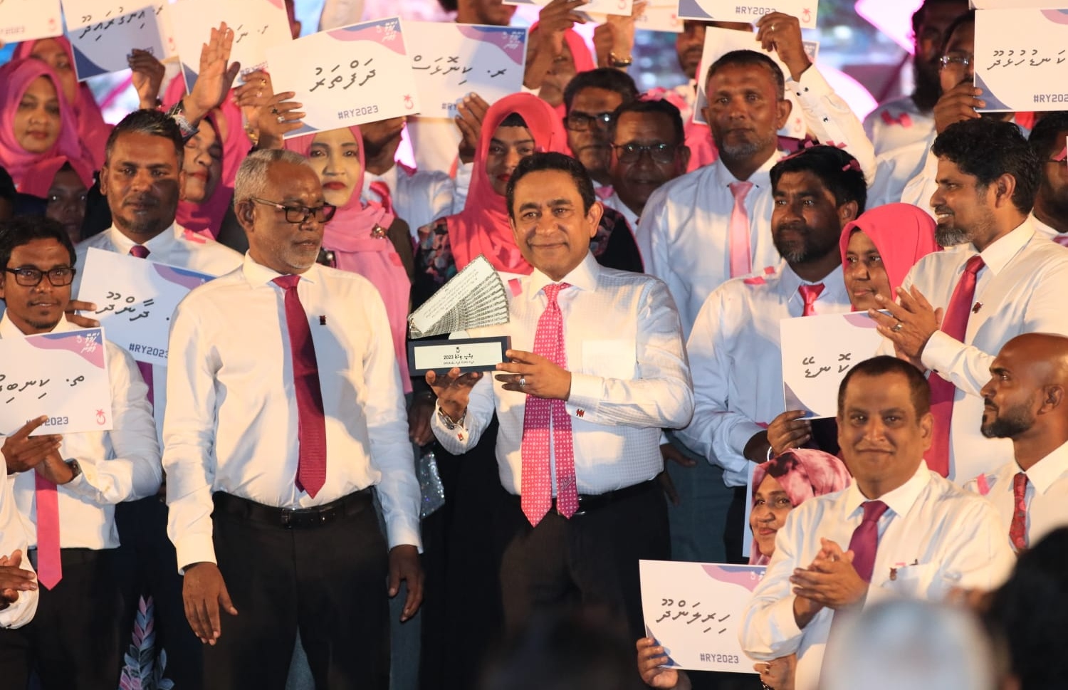 އަންނަ އަހަރުގެ ރިޔާސީ ޓިކެޓާ ޔާމީން ރޭ ރަސްމީކޮށް ހަވާލުވެވަޑައިގަންނަވަނީ.---ފޮޓޯ: ޕީޕީއެމް