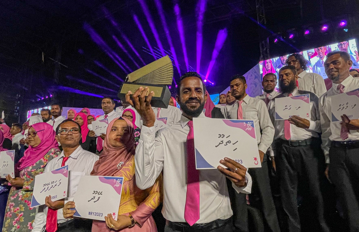 އަންނަ އަހަރުގެ ރިޔާސީ އިންތިހާބުގައި ޕީޕީއެމްގެ ޓިކެޓް ޔާމީނަށް މިރޭ އަރުވަނީ، ޔާމީނާ ޓިކެޓް ހަވާލުކޮށް ދެއްވީ ހުރިހާ ރަށެއްގެ ޕީޕީއެމްގެ މަންދޫބުން އެކަކު އަތުން އަނެކަކު އަތަށް ޓިކެޓް ހަވާލުކުރަމުން ގޮސް، އަބްދުއްރަހީމާ ހަވާލު ކުރުމަށް ފަހު އެވެ. ގިނަ އަދަދެއްގެ މީހުން ބައިވެރިވި އެ ޖަލްސާގައި ހުރިހާ ރަށެއްގެ މަންދޫބުން ބައިވެރިވި--. ފޮޓޯ:މިހާރު