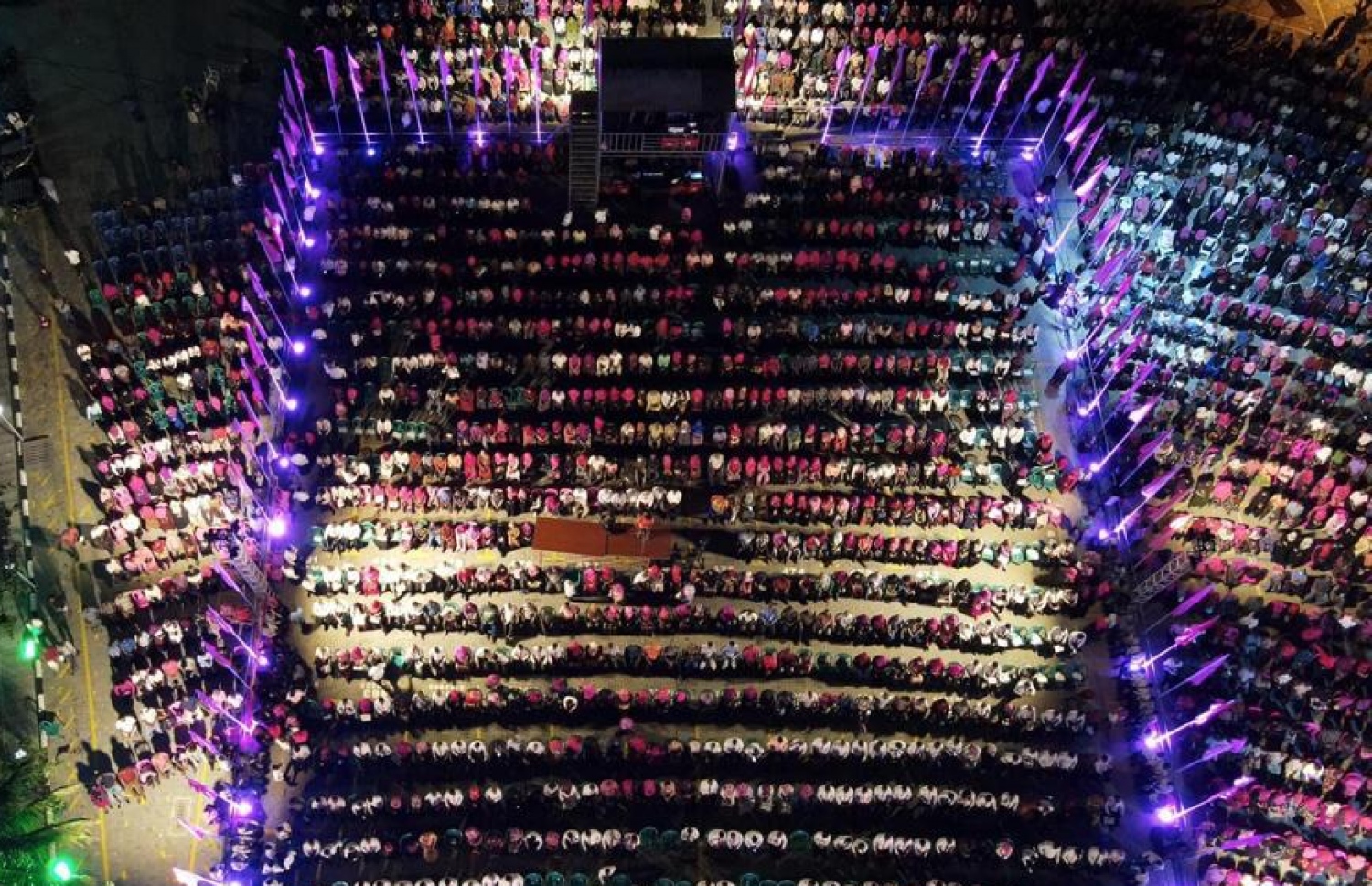 އަންނަ އަހަރުގެ ރިޔާސީ ޓިކެޓް ޔާމީނާ ރަސްމީކޮށް ހަވާލުކުރުމަށް ޕީޕީއެމް ކޯލިޝަނުން މިހާރު ކާނިވާ ސަރަހައްދުގައި ބޭއްވި ޖަލްސާގެ ބައިވެރިން: ވަރަށް ގިނަ ބަޔަކު މި ޖަލްސާ އަށް ދިޔަ.---ފޮޓޯ: ޕީޕީއެމް