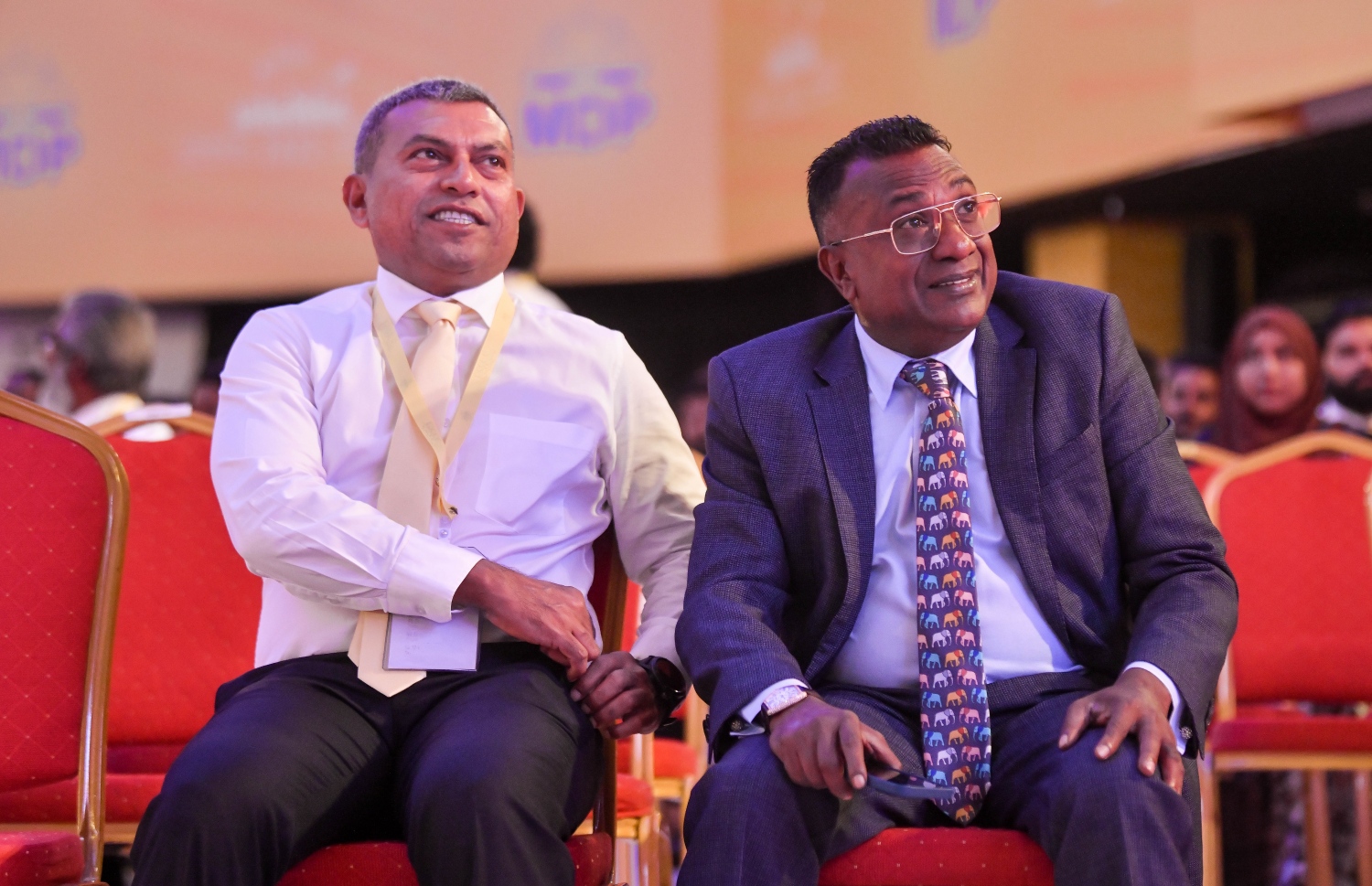 އެމްޑީޕީ ކޮންގްރެސް ފެށުމުގެ ޖަލްސާގައި ޑީއާރުޕީގެ ވަގުތީ ލީޑަރު އަދި ކާށިދޫ ދާއިރާގެ މެމްބަރު އަބްދުﷲ ޖާބިރު ބައިވެރިވެ ވަޑައިގަންނަވާއިރު އަރިހުގައި ރައީސް އޮފީހުގެ މިނިސްޓަރު އަލީ ޝިޔާމް.--- ފޮޓޯ: ފަޔާޒު މޫސާ | މިހާރު