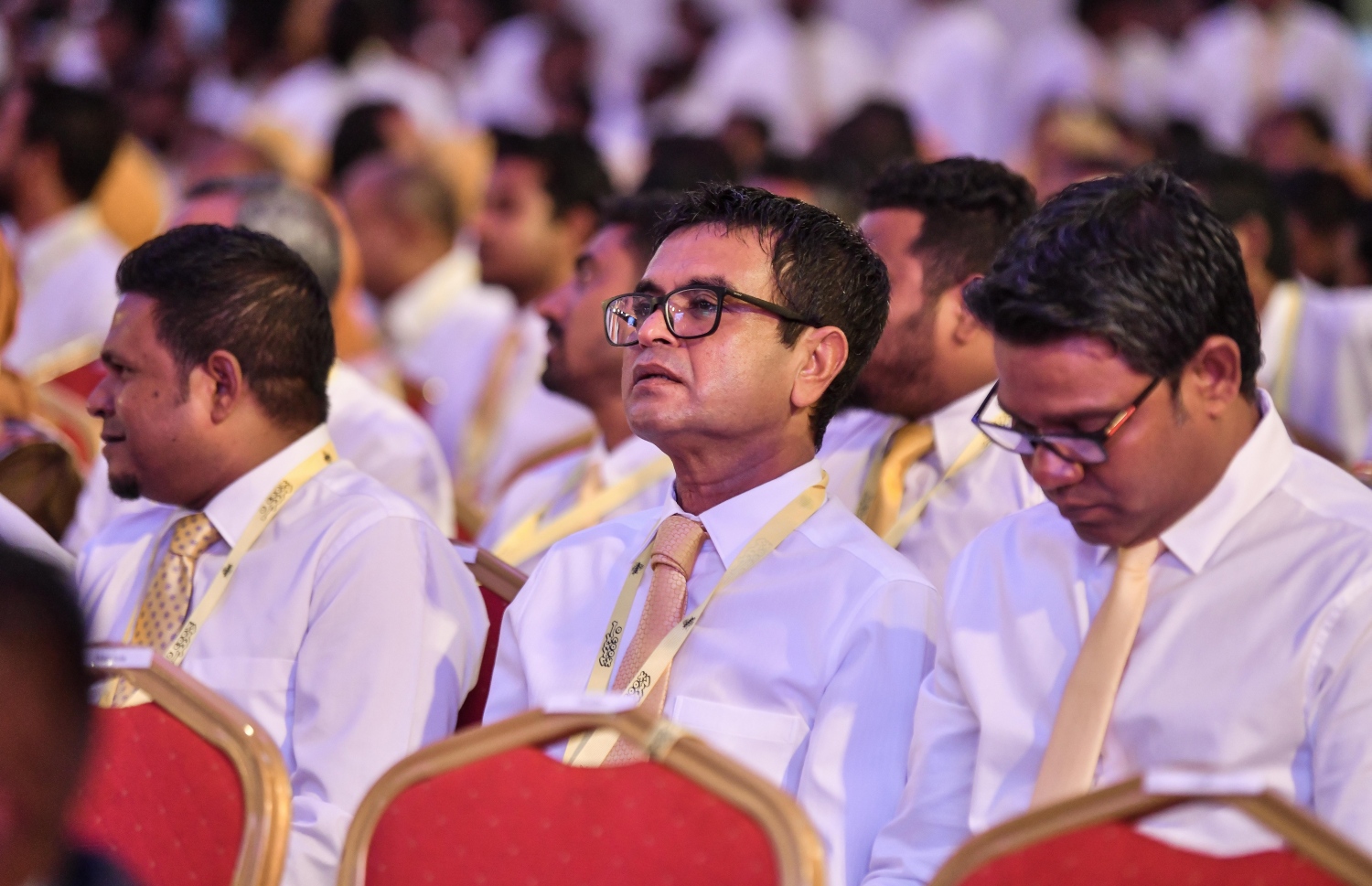 ވެރިކަންކުރާ އެމްޑީޕީގެ ކޮންގްރެސް ފެށުމުގެ ގޮތުން ސޯޝަލް ސެންޓަރުގައި ބޭއްވި ޖަލްސާގައި ހޯރަފުށީ ދާއިރާގެ މެންބަރު އަހުމަދު ސަލީމާއި އެ ޕާޓީގެ ރައްޔިތުންގެ މަޖިލިހުގެ ބައެއް މެމްބަރުން ބައިވެރިވެވަޑައިގަންނަވަނީ.--- ފޮޓޯ: ފަޔާޒު މޫސާ | މިހާރު