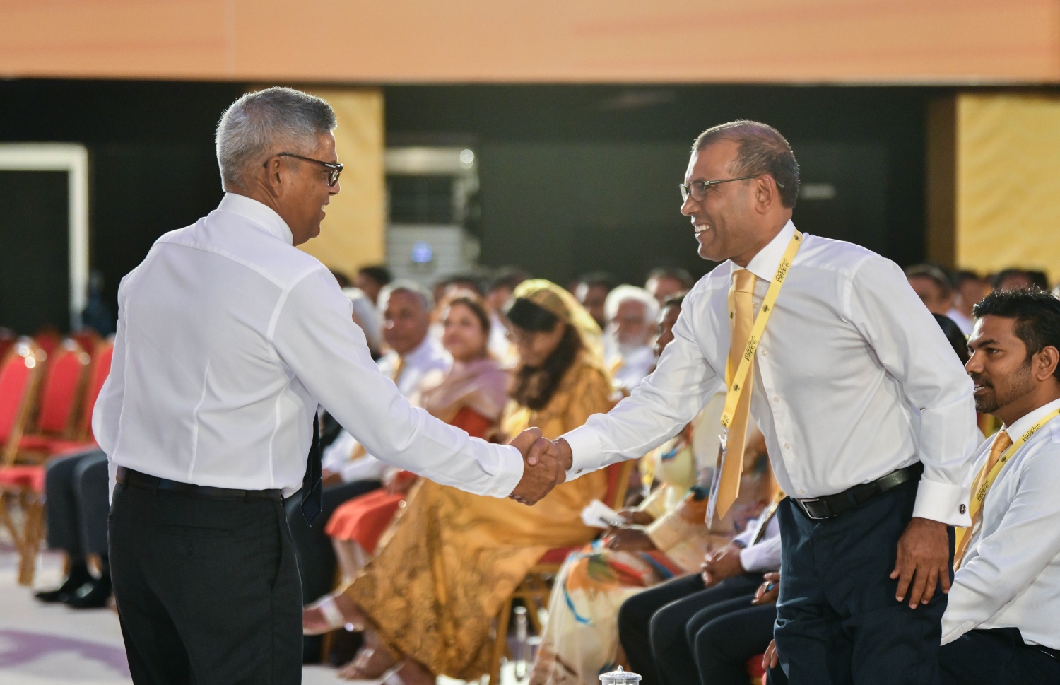 އެމްޑީޕީގެ ޖަލްސާއެއްގައި ނަޝީދު އާއި މޫސަ ސަލާމް ކުރައްވަނީ -- ފައިލް ފޮޓޯ: މިހާރު