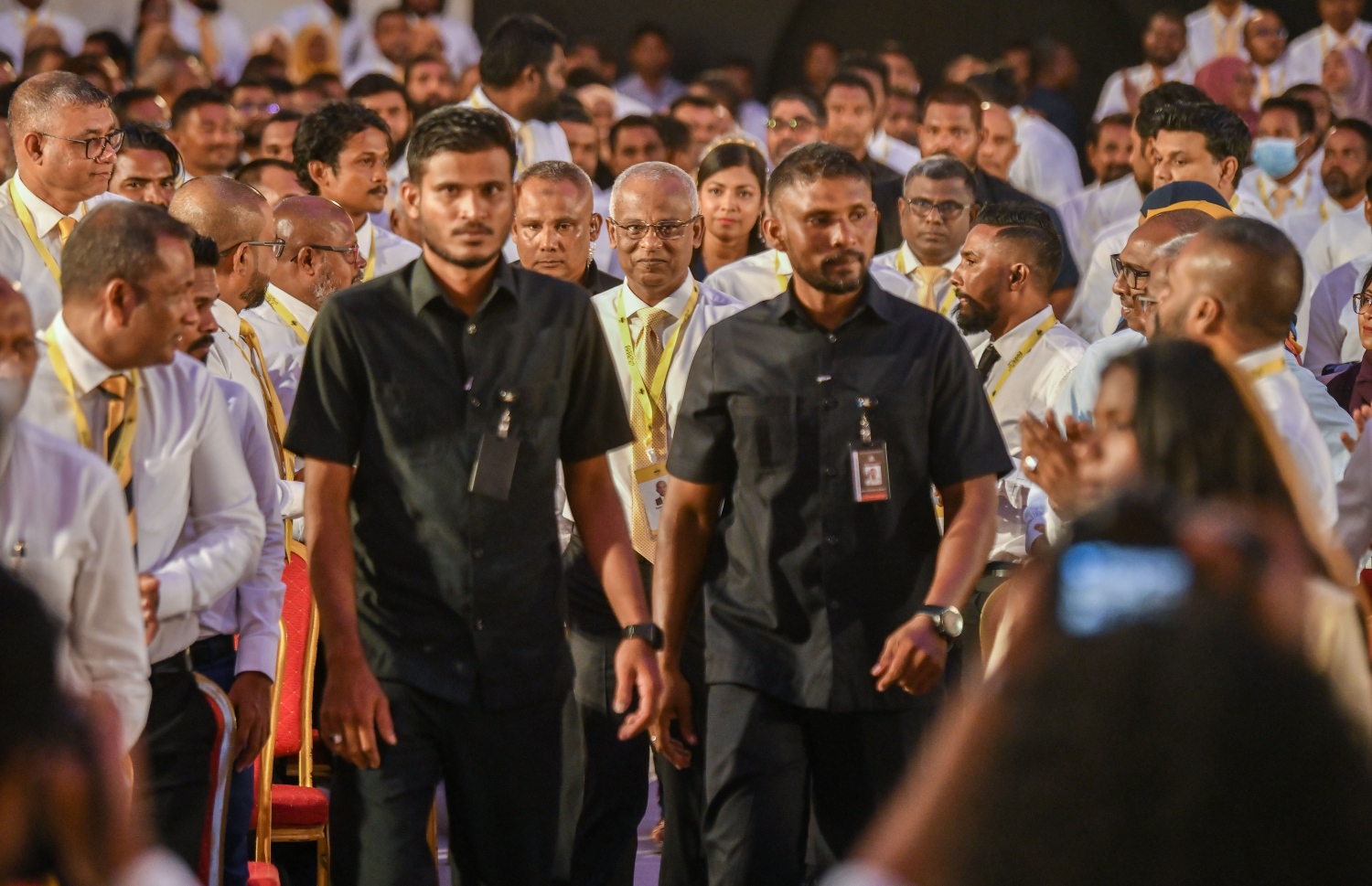 އެމްޑީޕީގެ ކޮންގްރެސް 2022 ފެށުމުގެ ޖަލްސާ އަށް ރައީސް އިބްރާހިމް މުހައްމަދު ސޯލިހު ސޯޝަލް ސެންޓަރުގެ ހޯލަށް ވަދެވަޑައިގަންނަވަނީ.--- ފޮޓޯ: ފަޔާޒު މޫސާ | މިހާރު