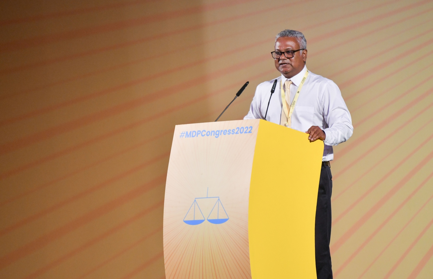 އެމްޑީޕީގެ ކޮންގްރެސް ފެށުމުގެ ޖަލްސާގައި އެ ޕާޓީގެ ޑެޕިއުޓީ ޗެއާޕާސަން އަލީ ނިޔާޒު ވާހަކަ ދައްކަވަނީ.--- ފޮޓޯ: ފަޔާޒު މޫސާ | މިހާރު