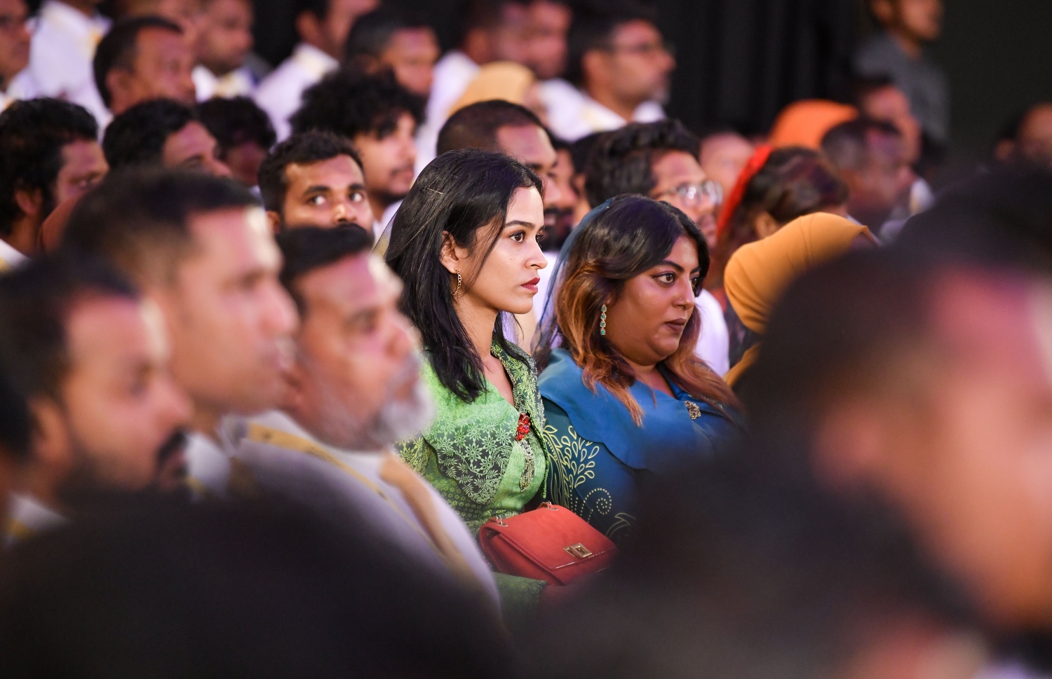 އެމްޑީޕީ ކޮންގްރެންސް ފެށުމުގެ ރަސްމިއްޔާތުގައި އެ ޕާޓީގެ ބައެއް މެމްބަރުން ބައިވެރިވަނީ: މި ކޮންގްރެސް ކުރިއަށް ގެންދާނީ އާދިއްތަ ދުވަހުގެ ނިޔަލަށް.--- ފޮޓޯ: ފަޔާޒު މޫސާ | މިހާރު