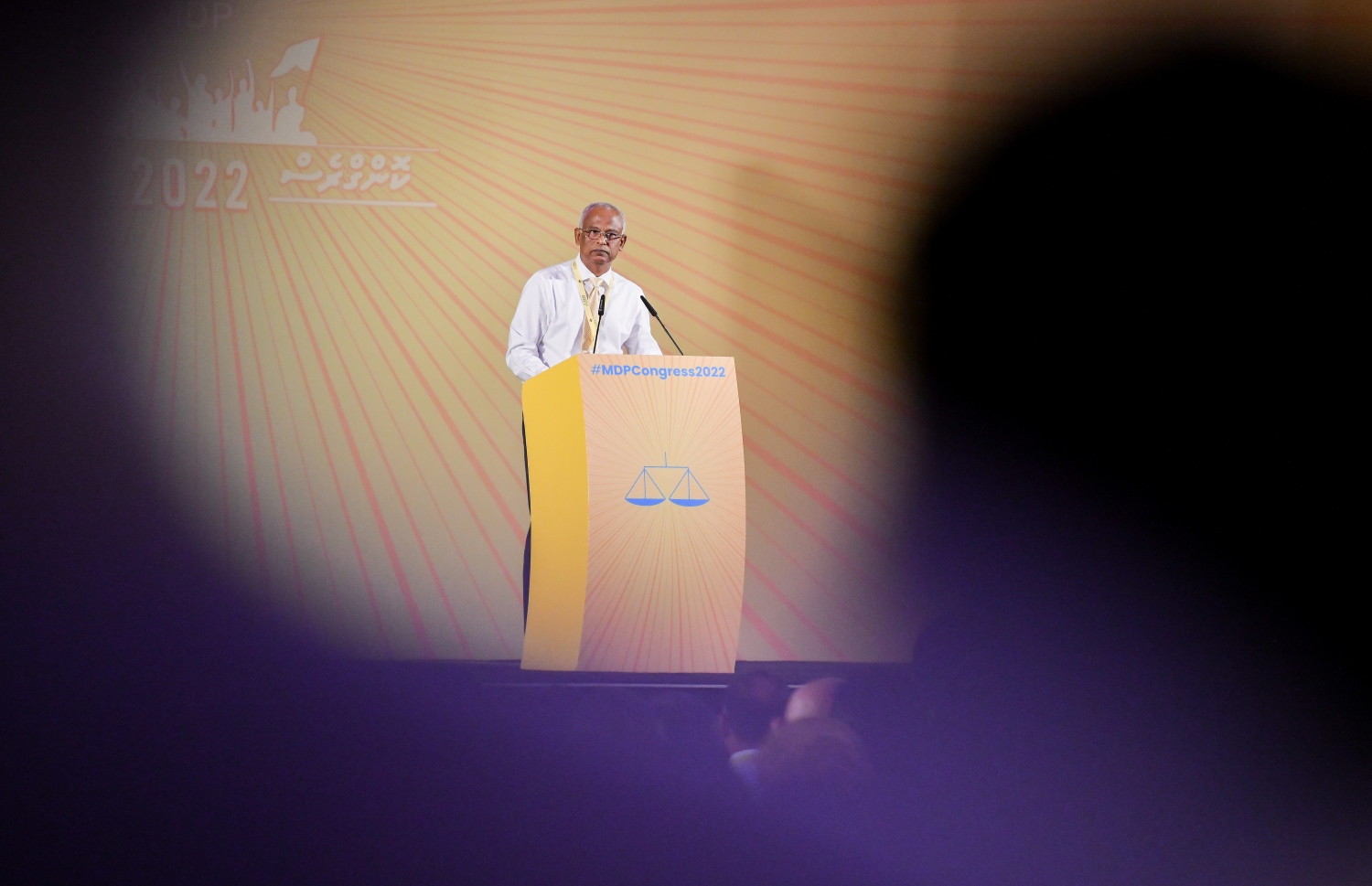 ވެރިކަން ކުރާ އެމްޑީޕީގެ ހަތަރުވަނަ ކޮންގްރެސް ފެށުމުގެ ޖަލްސާގައި ރައީސް އިބްރާހިމް މުހައްމަދު ސޯލިހް ވާހަކަފުޅު ދައްކަވަނީ.--- ފޮޓޯ: ފަޔާޒު މޫސާ | މިހާރު