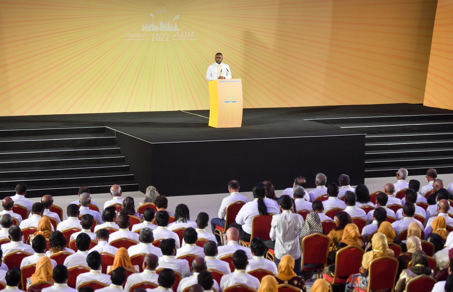 އެމްޑީޕީގެ ހަތަރުވަނަ ކޮންގްރެސް ފެށުމުގެ ޖަލްސާގައި އެ ޕާޓީގެ ޗެއާޕާސަން ފައްޔާޒު އިސްމާއިލް ވާހަކަ ދައްކަވަނީ.--- ފޮޓޯ: ފަޔާޒު މޫސާ | މިހާރު
