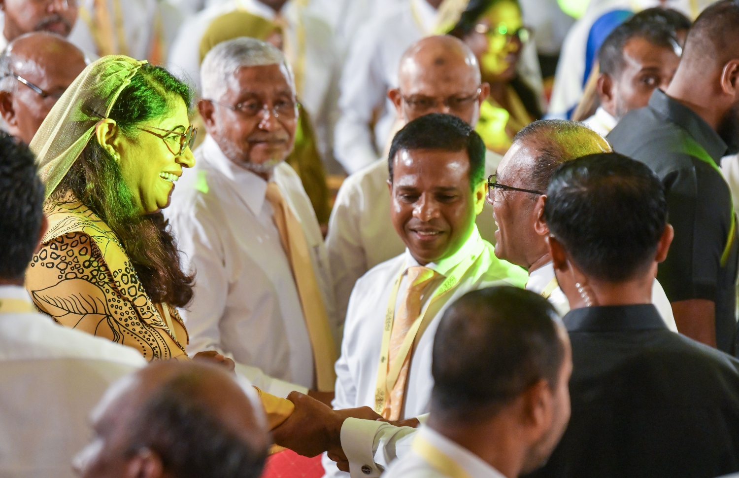 އެމްޑީޕީގެ ކޮންގްރެސް ފެށުމުގެ ޖަލްސާއަށް ފަހު އެ ޕާޓީގެ ރައީސް މުހައްމަދު ނަޝީދާއި މި ސަރުކާރުގެ ޑިފެންސް މިނިސްޓަރު މާރިޔާ އަހުމަދު ދީދީ ސަލާމް ކުރައްވަނީ.--- ފޮޓޯ: ފަޔާޒު މޫސާ | މިހާރު