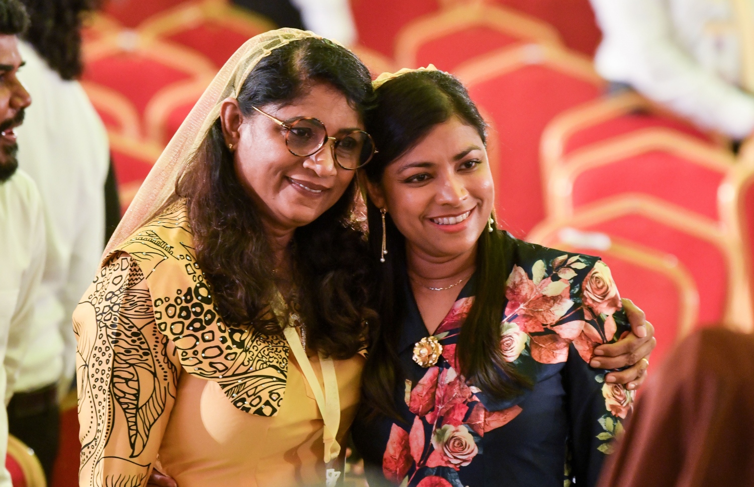 އެމްޑީޕީ ކޮންގްރެސް ފެށުމުގެ ޖަލްސާ އަށް ފަހު ޑިފެންސް މިނިސްޓަރު މާރިޔާ އަހުމަދު ދީދީ އާއި އެ ޕާޓީގެ އަންހެނުން ރޫހުގެ ރައީސް ރޮޒެއިނާ އާދަމް ފޮޓޯއަކަށް ހުއްޓިވަޑައިގެން.--- ފޮޓޯ: ފަޔާޒު މޫސާ | މިހާރު