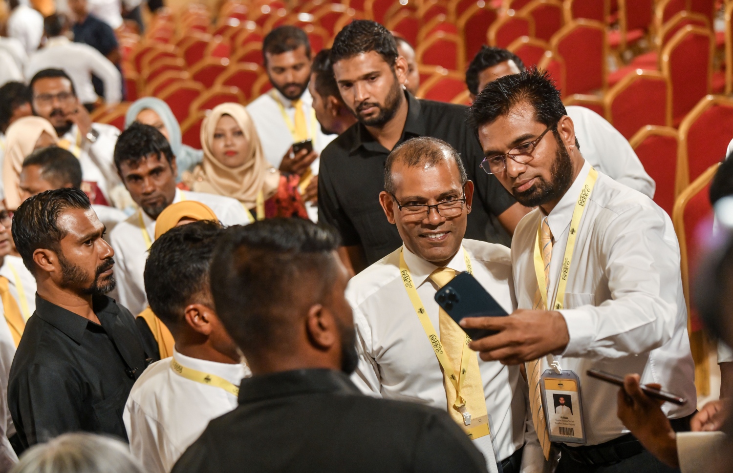 އެމްޑީޕީގެ ހަތަރުވަނަ ކޮންގްރެސް ފެށުމުގެ ޖަލްސާ އަށް ފަހު އެ ޕާޓީގެ ބައެއް މެމްބަރުން، ރައްޔިތުންގެ މަޖިލިހުގެ ރައީސް އަދި އެމްޑީޕީގެ ރައީސް މުހައްމަދު ނަޝީދާއެކު ސެލްފީއެއް ނަގަނީ.--- ފޮޓޯ: ފަޔާޒު މޫސާ | މިހާރު