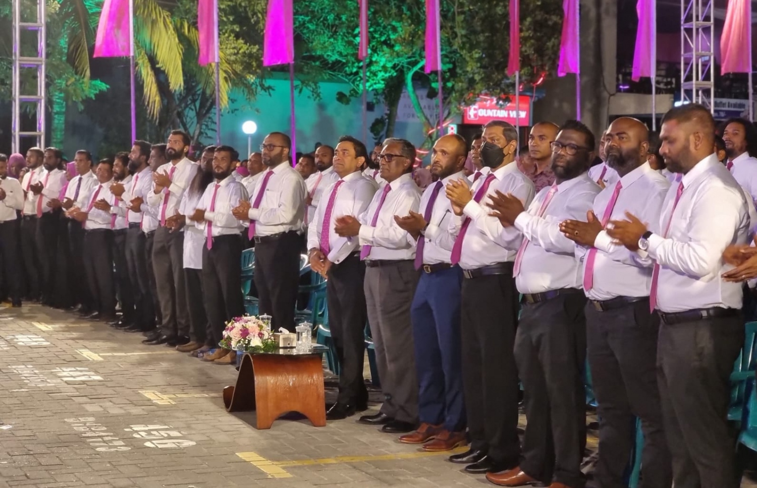އަންނަ އަހަރުގެ ރިޔާސީ އިންތިޚާބުގައި ޕީޕީއެމާއި ޕީއެންސީ ކޯލިޝަންގެ ރިޔާސީ ޓިކެޓް ކުރީގެ ރައީސް އަބްދުﷲ ޔާމީނަށް ހަވާލުކުރަން އިދިކޮޅު ކޯލިޝަނުން ކާނިވާ ސަރަހައްދުގައި ބޭއްވި ޖަލްސާގައި އިދިކޮޅުގެ ކޯލއިޝަންގެ އިސްވެރިންނާއި ބައިވެރިވަނީ... ފޮޓޯ: ޕީޕީއެމް