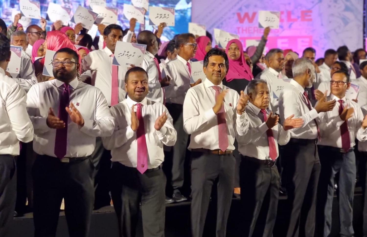 އަންނަ އަހަރުގެ ރިޔާސީ އިންތިޚާބުގައި ޕީޕީއެމާއި ޕީއެންސީ ކޯލިޝަންގެ ރިޔާސީ ޓިކެޓް ކުރީގެ ރައީސް އަބްދުﷲ ޔާމީނަށް ހަވާލުކުރަން އިދިކޮޅު ކޯލިޝަނުން ކާނިވާ ސަރަހައްދުގައި ބޭއްވި ޖަލްސާގައި އިދިކޮޅު ކޯލިޝަންގެ ބައެއް އިސްވެރިން ބައިވެރިވަނީ... ފޮޓޯ: ޕީޕީއެމް