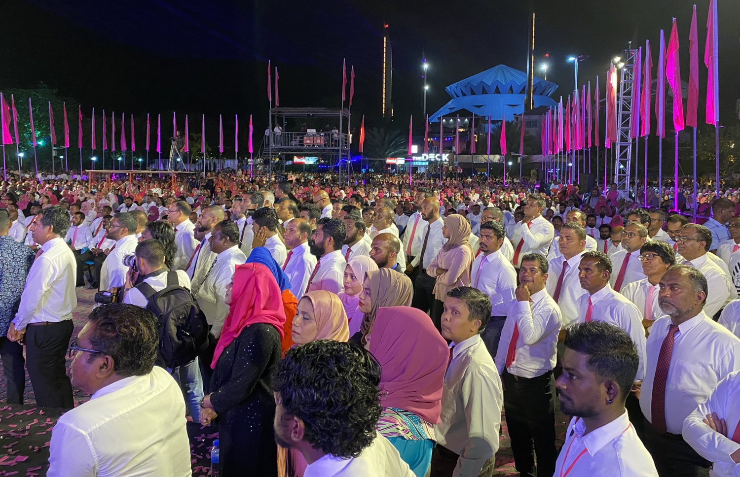 އަންނަ އަހަރުގެ ރިޔާސީ އިންތިޚާބުގައި ޕީޕީއެމާއި ޕީއެންސީ ކޯލިޝަންގެ ރިޔާސީ ޓިކެޓް ކުރީގެ ރައީސް އަބްދުﷲ ޔާމީނަށް ހަވާލުކުރަން އިދިކޮޅު ކޯލިޝަނުން ކާނިވާ ސަރަހައްދުގައި ބޭއްވި ޖަލްސާގައި އިދިކޮޅުގެ ބައެއް އިސްވެރިންނާއި ސަޕޯޓަރުން ބައިވެރިވަނީ... ފޮޓޯ: ޕީޕީއެމް