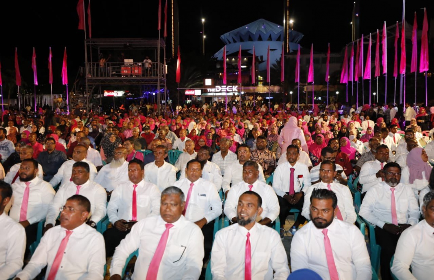 އަންނަ އަހަރުގެ ރިޔާސީ އިންތިޚާބުގައި ޕީޕީއެމާއި ޕީއެންސީ ކޯލިޝަންގެ ރިޔާސީ ޓިކެޓް ކުރީގެ ރައީސް އަބްދުﷲ ޔާމީނަށް ހަވާލުކުރަން އިދިކޮޅު ކޯލިޝަނުން ކާނިވާ ސަރަހައްދުގައި ބޭއްވި ޖަލްސާގައި އިދިކޮޅު ސަޕޯޓަރުން ބައިވެރިވަނީ... ފޮޓޯ: ޕީޕީއެމް