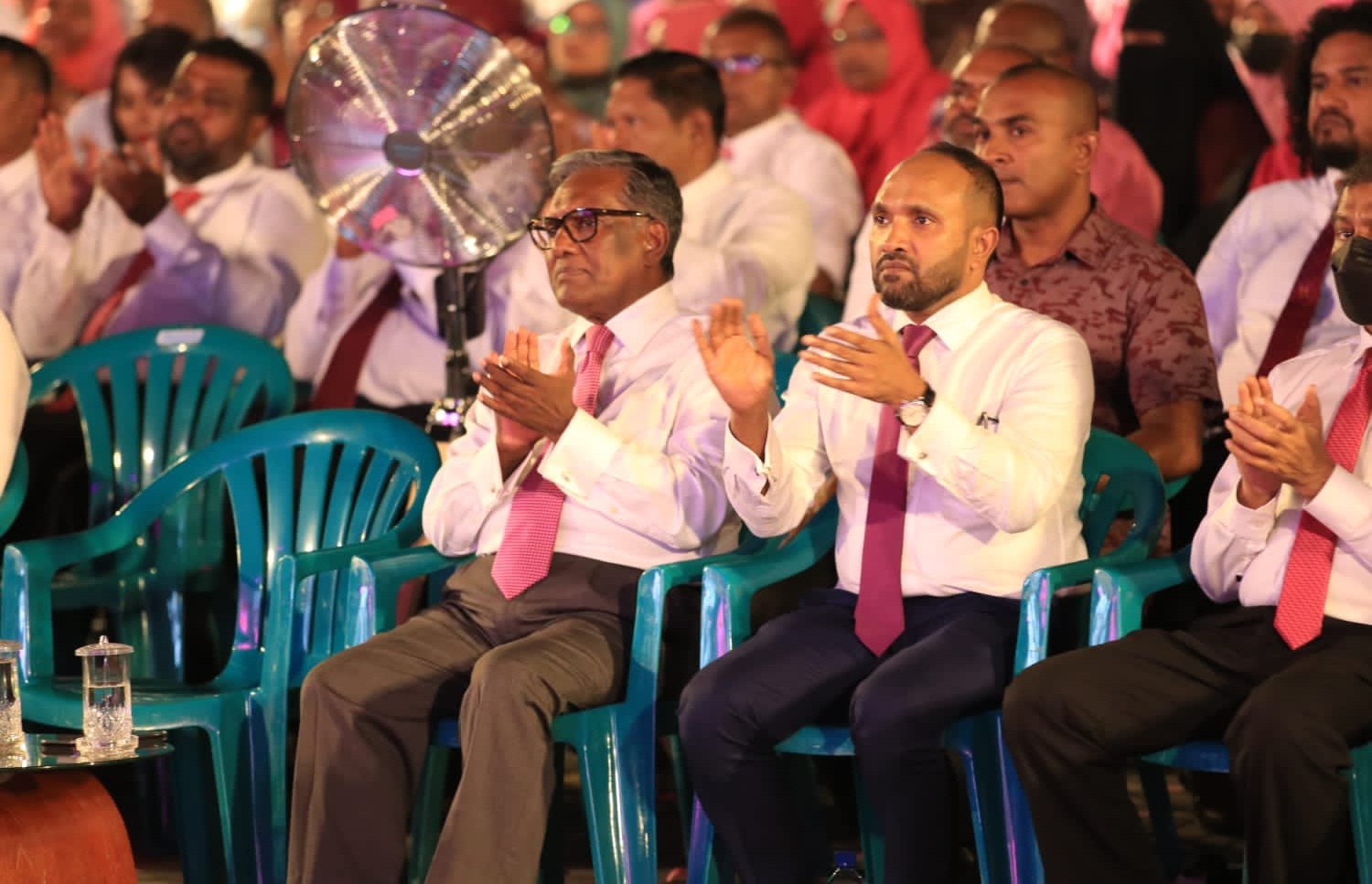 މާލެ- އޯގަސްޓް 20، 2022:އަންނަ އަހަރުގެ ރިޔާސީ އިންތިޚާބުގައި ޕީޕީއެމާއި ޕީއެންސީ ކޯލިޝަންގެ ރިޔާސީ ޓިކެޓް ކުރީގެ ރައީސް އަބްދުﷲ ޔާމީނަށް ހަވާލުކުރުމަށް ކާނިވާ ސަރަހައްދުގައި ބޭއްވި ޖަލްސާގައި ކުރީގެ ނައިބު ރައީސް މުހައްމަދު ޖަމީލާއި ކުރީގެ ރައީސް މުހައްމަދު ވަހީދު ހަސަން ބައިވެރިވެވަޑައިގަންނަވަނީ... ފޮޓޯ: ޕީޕީއެމް