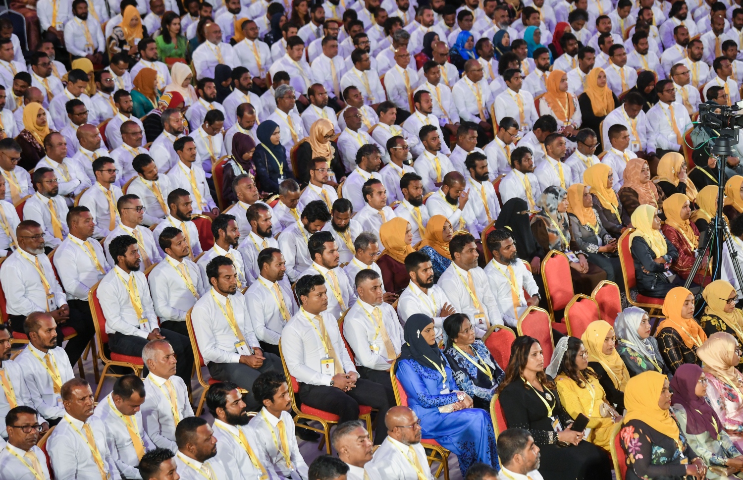 އެމްޑީޕީގެ އާއްމު މެމްބަރުން އެ ޕާޓީގެ ޖަލްސާއެއްގައި ބައިވެރިވަނީ: ޕްރައިމަރީއަށް ފަހު ޕާޓީއަށް ވާނެ ގޮތަކާ ދޭތެރޭގައި އޮތީ ސުވާލު އުފެދިފައި. -- ފޮޓޯ | މިހާރު