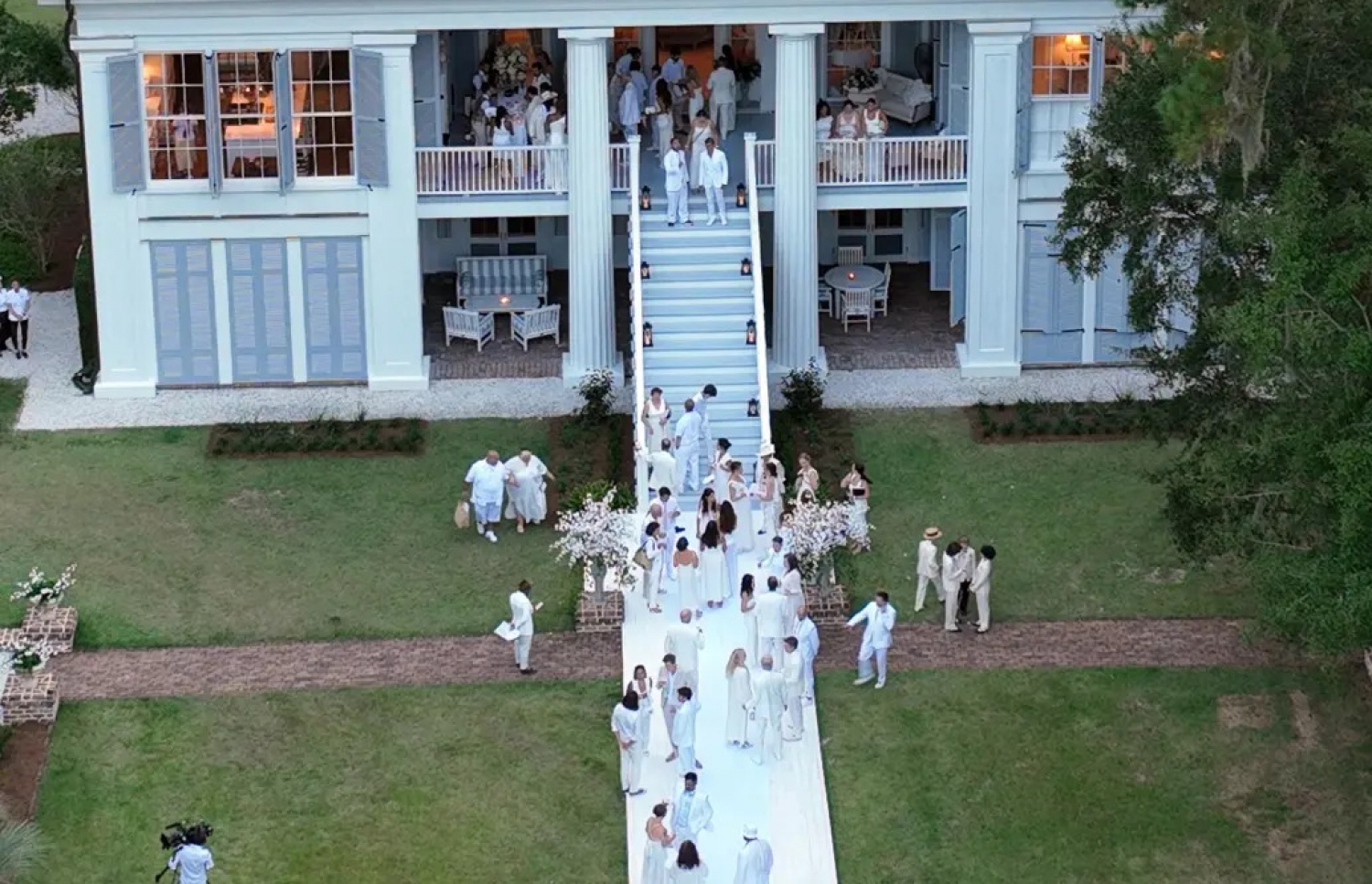 ބެން އެފްލެކް އާއި ޖޭލޯގެ ކައިވެނި ޕާޓީގެ ތެރެއިން --- ފޮޓޯ : ޓީއެމްޒީ