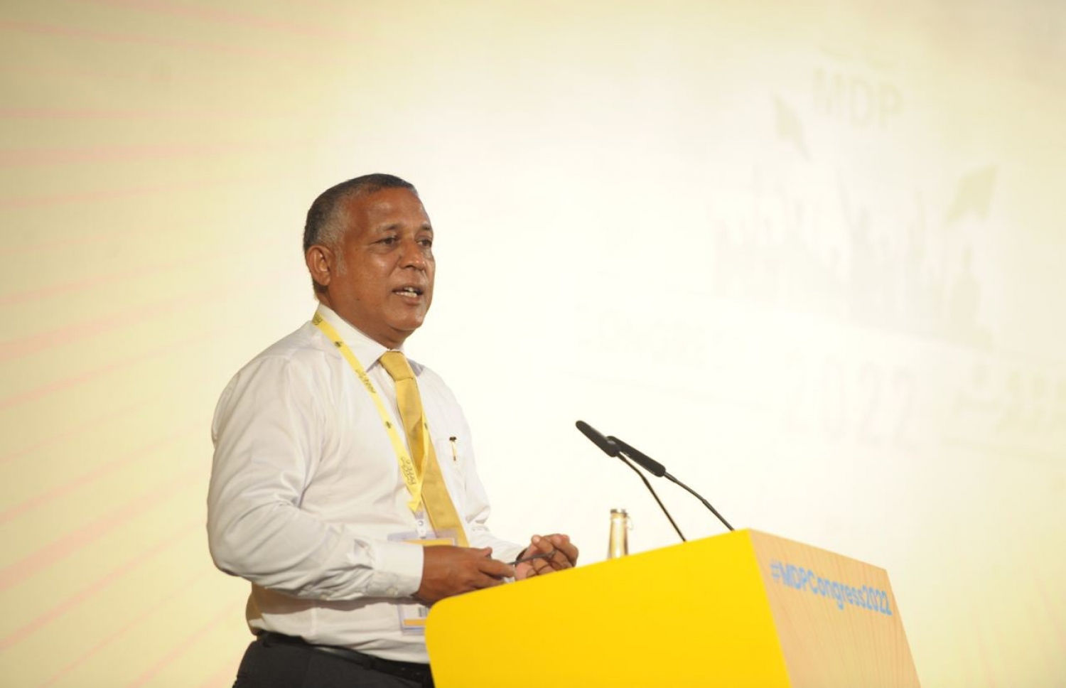 ކޮންގްރެސްގެ އިއްޔެގެ ބައްދަލުވުމުގައި އަސްލަމް، ކޮންގްރެސްގެ ބައިވެރިންނާ މުހާތަބު ކުރައްވަނީ.