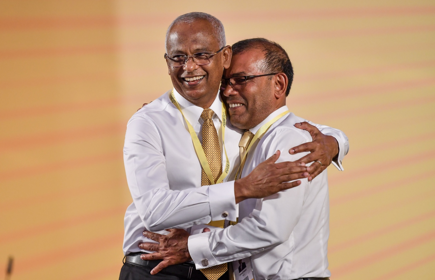 ރައީސް އިބްރާހިމް މުހައްމަދު ސޯލިހާއި ރައްޔިތުންގެ މަޖިލީހުގެ ރައީސް މުހައްމަދު ނަޝީދު ނިޒާމީ މައްސަލާގައި އެއްގަލަކަށް އެރުމަށް ފަހު ދެ ބޭފުޅުން ބައްދާލައިގެން--ފޮޓޯ ފަޔާޒު މޫސާ | މިހާރު