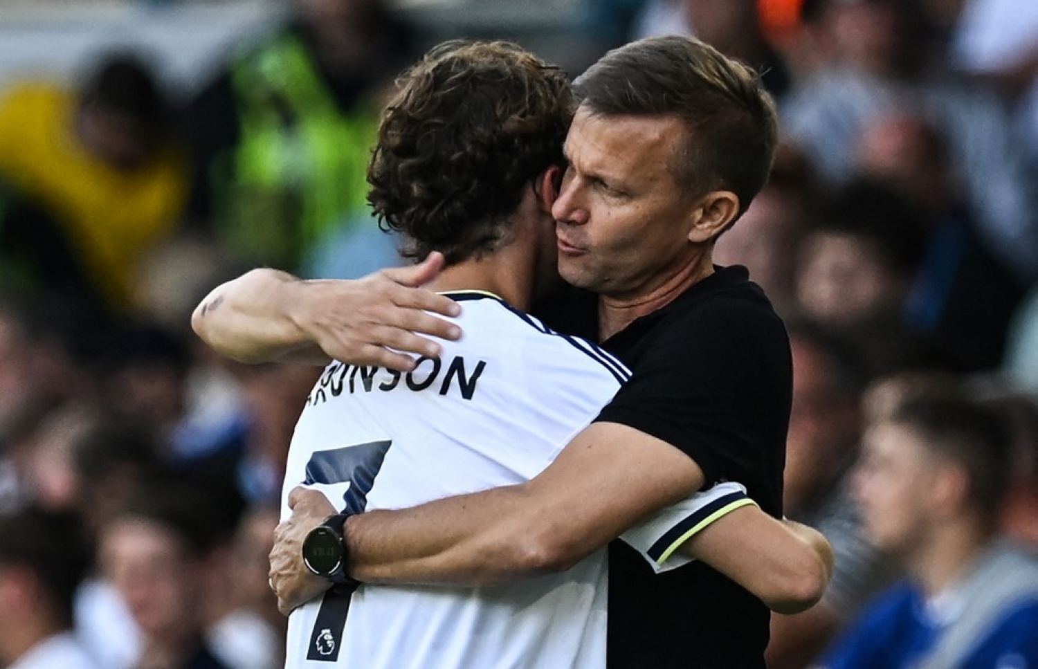 އާރޮންސަން ލަނޑު ޖެހުމަށް ފަހު ކޯޗު މާޝް އާއެކު އުފާފާޅުކުރަނީ. -- ފޮޓޯ: އޭއެފްޕީ