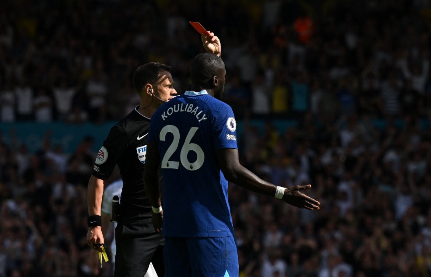 ޗެލްސީގެ ޑިފެންޑަރު ކުލިބަލީ އަށް ރަތް ކާޑު ދައްކަނީ. -- ފޮޓޯ: އޭއެފްޕީ