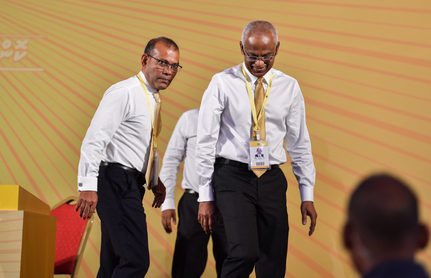 އެމްޑީޕީގެ ކޮންގްރެސްގައި ރައީސް އިބްރާހިމް މުހައްމަދު ސޯލިހާއި ރައީސް ނަޝީދު: ދެ ރައީސުން އެކުގައި ސިޔާސީ މަސައްކަތް ކުރެއްވޭވަރަށް ހިޔާލުތަފާތުވުންތައް ވަނީ ބޮޑުވެފައި ކަމަށް އެމްޑީޕީގެ މަޖިލިސް ބައެއް މެމްބަރުން ވިދާޅުވޭ. -- ފޮޓޯ: ފަޔާޒް މޫސާ | މިހާރު