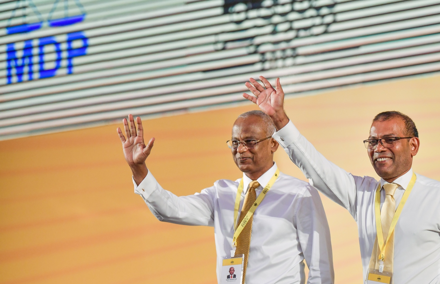 އެމްޑީޕީން އެންމެ ފަހުން ބޭއްވި ކޮންގްރެސްގައި ރައީސް އިބްރާހިމް މުހައްމަދު ސޯލިހް (ވ) އާއި ކުރީގެ ރައީސް މުހައްމަދު ނަޝީދު. -- ފޮޓޯ: ފަޔާޒް މޫސާ/މިހާރު