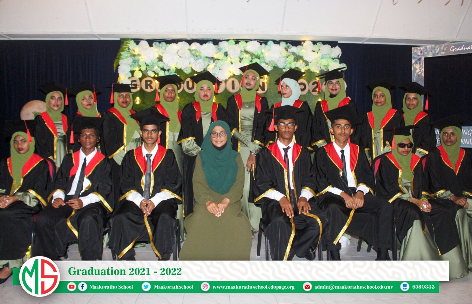 މާކުރަތު ސްކޫލުން މި އަހަރު ދަސްވެނިވި ދަރިވަރުން، ޓީޗަރަކާއެކު ފޮޓޯއަކަށް ހުއްޓިލައިގެން: ކްލާހާއި ސްކޫލު ހުރިހާ ކުދިންގެ ފަރާތުން އެހީތެރިކަން ލިބޭ ކަމަށް ބުނި.-- ފޮޓޯ: މާކުރަތު ސްކޫލު ފޭސްބުކް