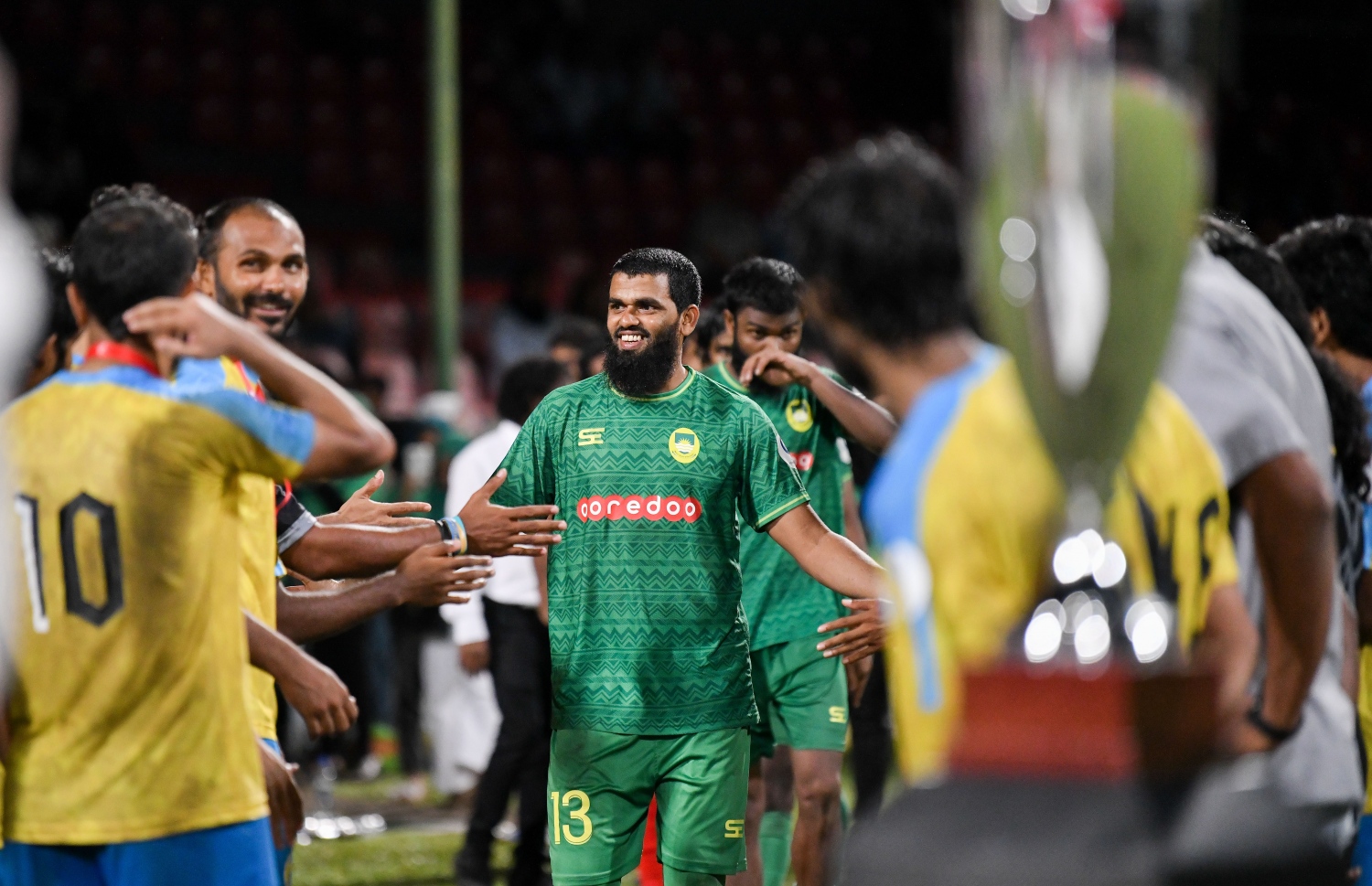 މާޒިޔާއިން ލީގު ޗެމްޕިއަން މެޑަލް އާ ހަވާލުވާން ދާއިރު އެ ޓީމުގެ ޑިފެންޑަރު އަކުރަމް --- ފޮޓޯ: ފަޔާޒު މުސާ | މިހާރު