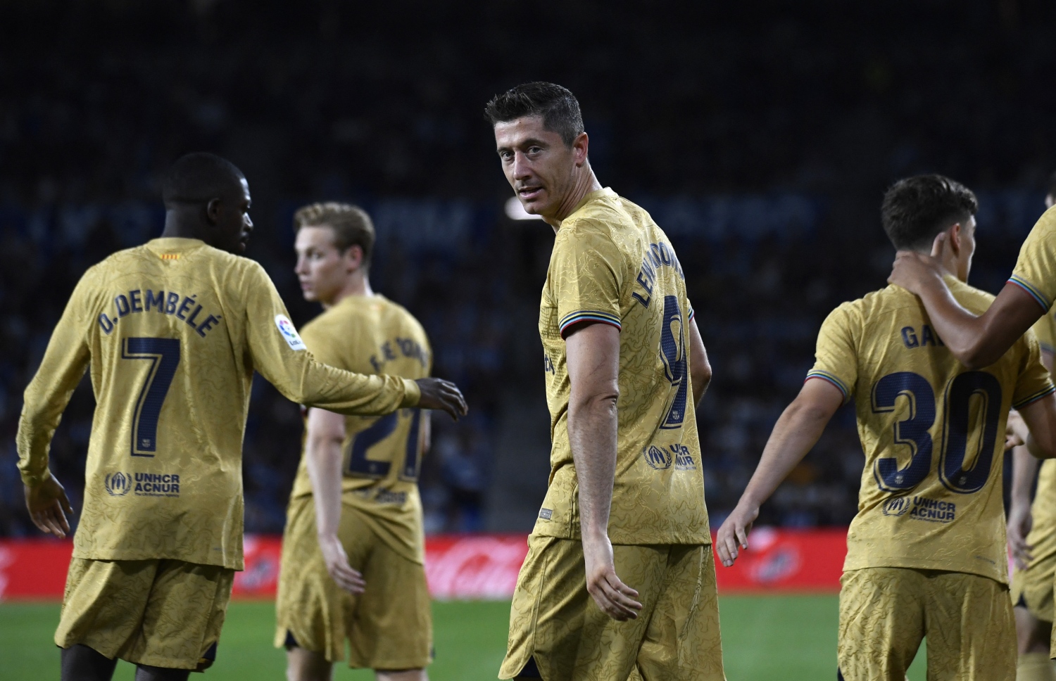 ބާސާގެ ކުޅުންތެރިންނާއެކު ލެވަންޑޯސްކީ އުފާފާޅު ކުރަނީ --- ފޮޓޯ: އޭއެފްޕީ